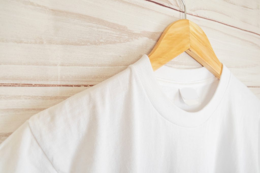 おしゃれな大人の白Tシャツの選び方　ダサくならないポイント　しっかりとした厚みのある生地ネックライン