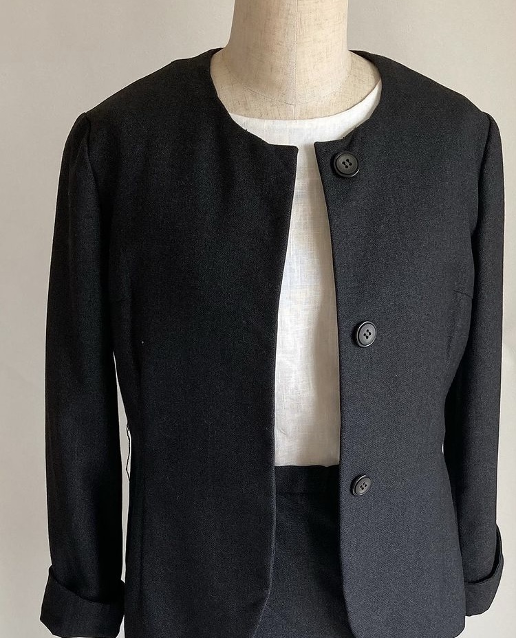 スーツインナーにナチュラルな麻　リネンブラウス　大人の女性に