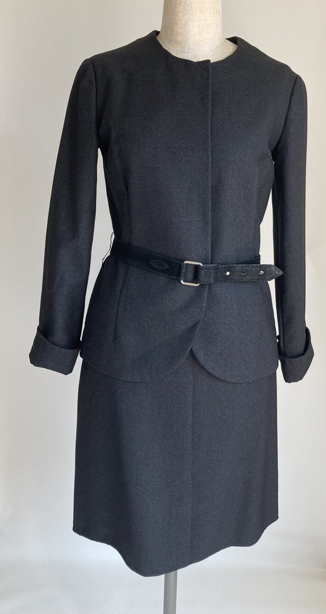 スーツ　グレー　ノーカラージャケット　ひざ丈スカート　手作り　洋裁　洋裁学校　文化
