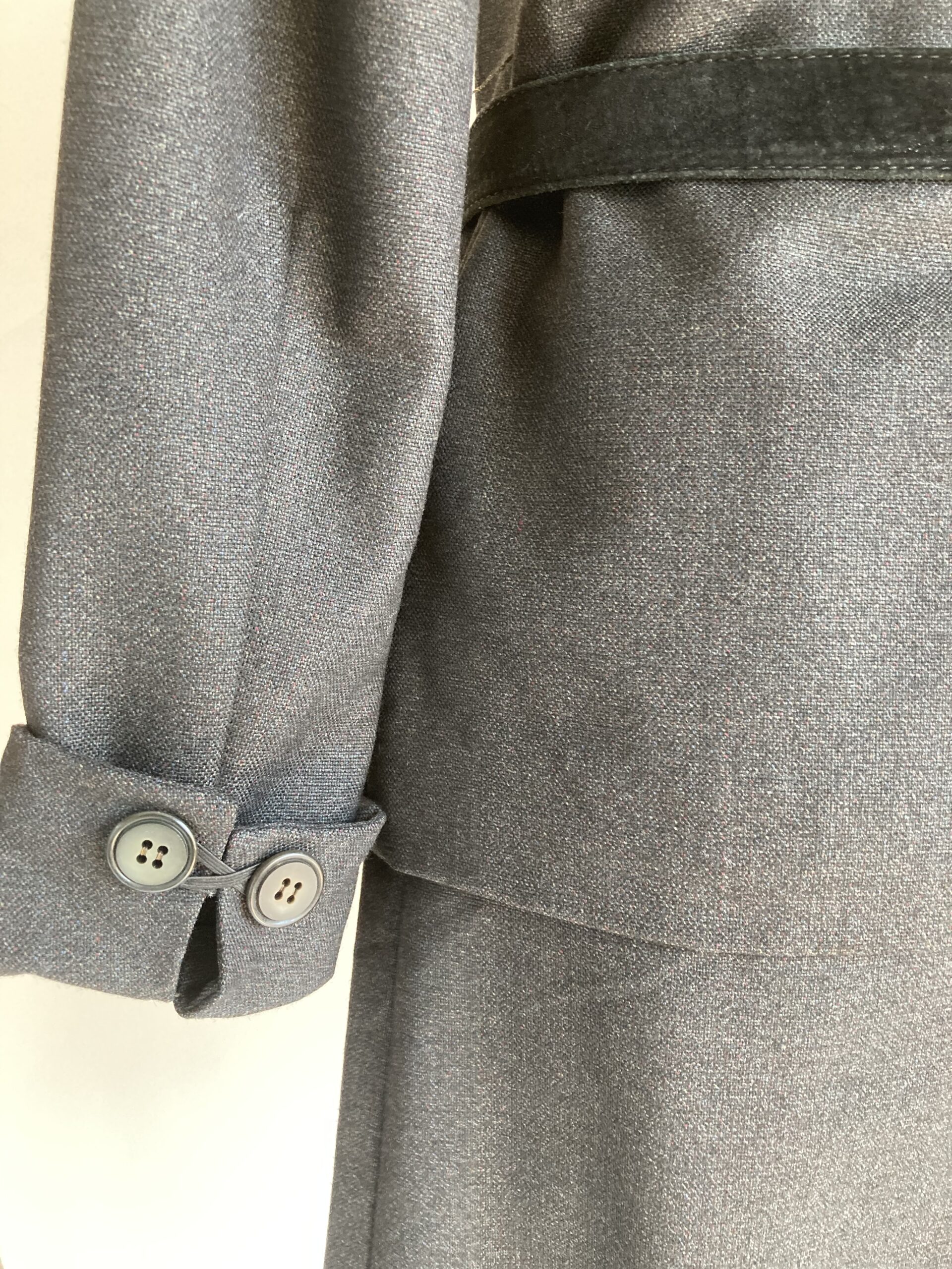 スーツ　袖　デザイン　ボタン　クロス　グレー