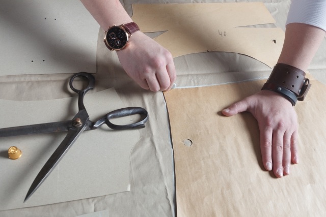 洋裁製図をする手