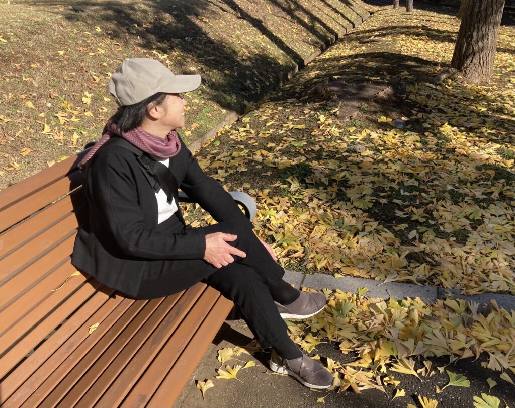 スーツを普段着に　冬　キャップ　スポーツバック　スニーカー　黒スーツ　ウール　