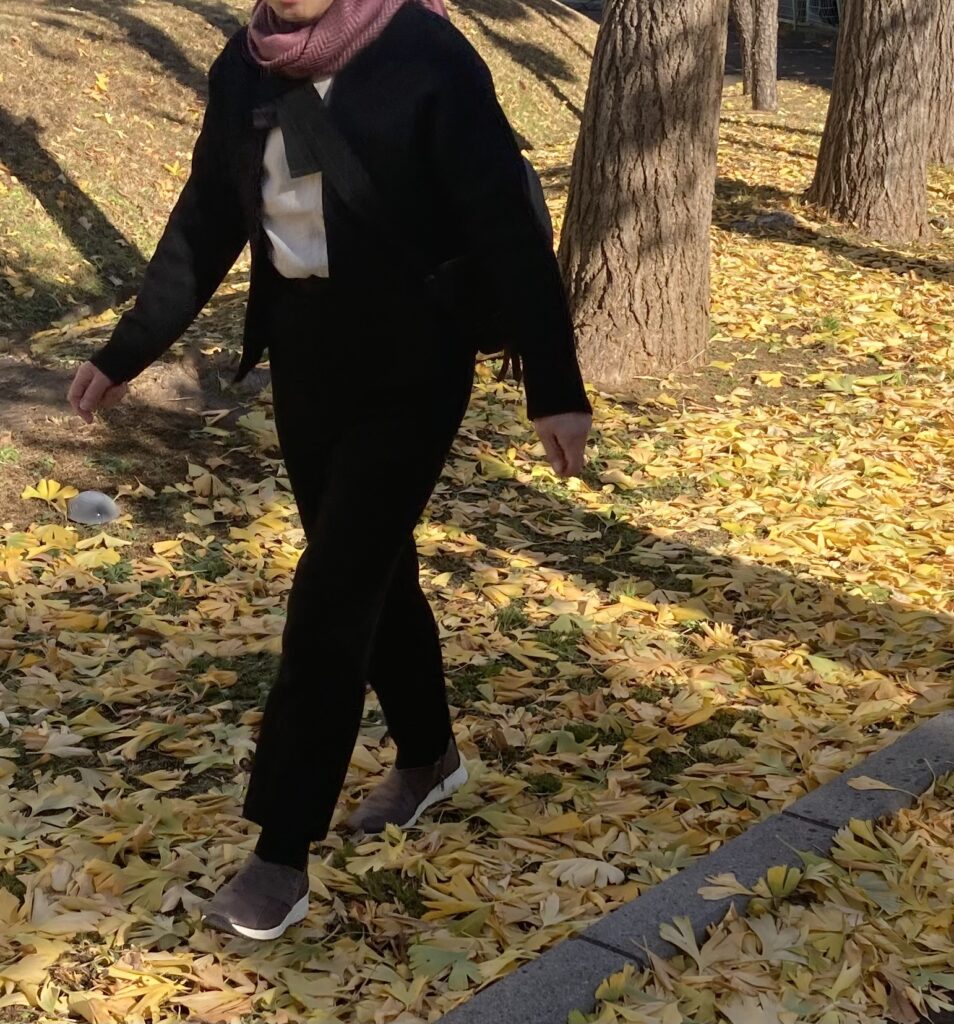 パンツスーツ　ブラック　普段から着る　ピンクストール　スタイリッシュ　秋冬