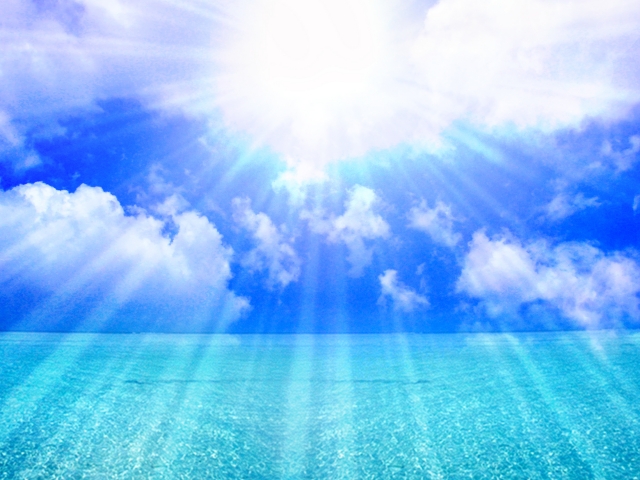 涼しい服の色選びのコツ　夏の猛暑におすすめ夏の海　強い日差し