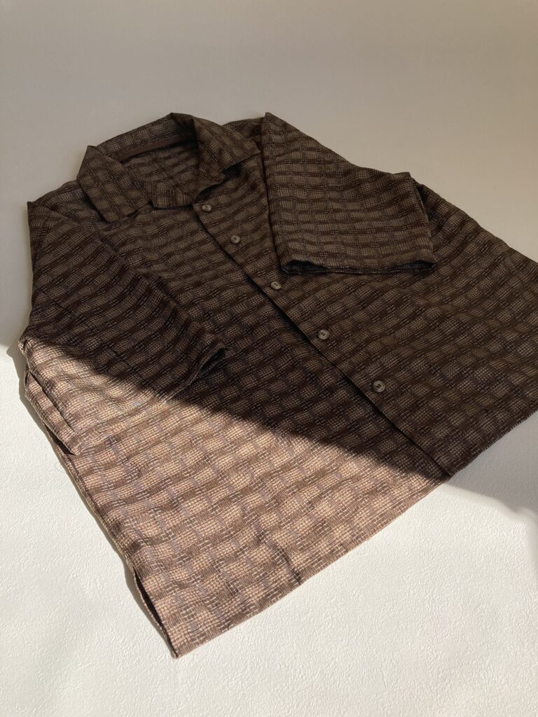 反物洋服 茶色シャツ