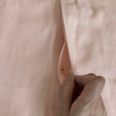 比翼仕立てとは？ボタンが見えない縫製”ミニマルな印象の服”