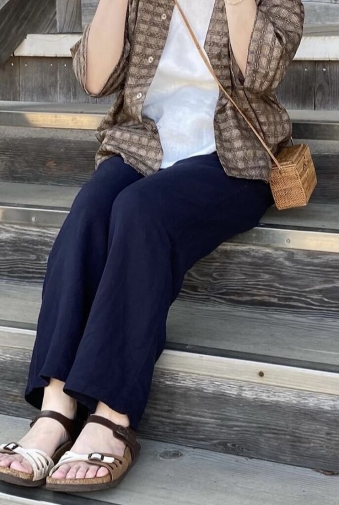 着物シャツ 反物から作った メンズ 男性 M 夏の涼しげファッション 麻パンツ 麻ブラウス 茶色 ナチュラル 落ち着いた カゴバック アタ