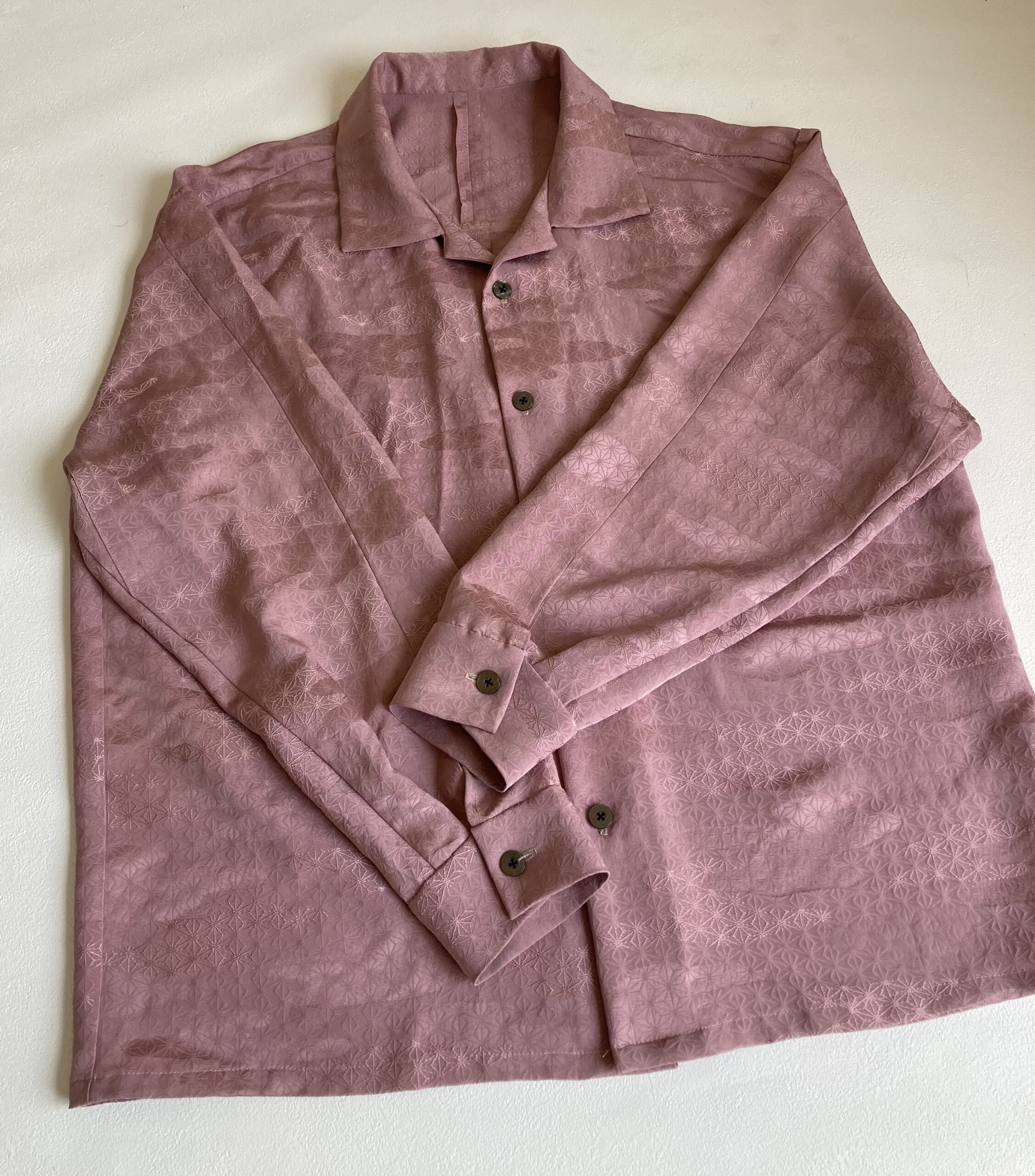 淡いピンク色のメンズ開襟シャツ　長袖　柄物　リメイク着物