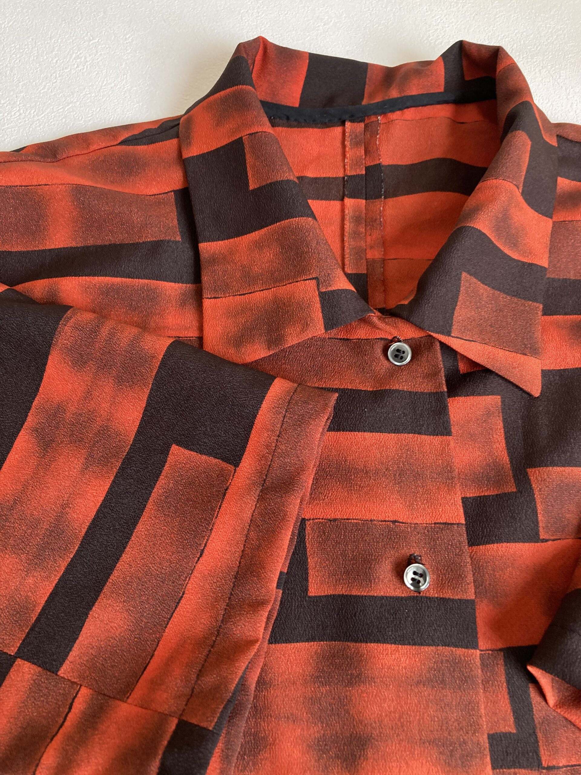 着物リメイク　派手柄　個性的　メンズシャツ　オレンジ黒　着物の素材感　アート服