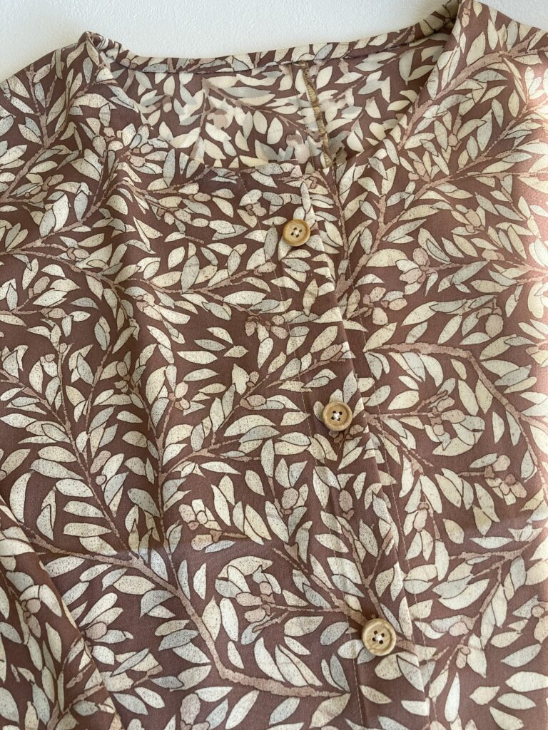 着物リメイク　シルクでサラサラべージュ植物模様のメンズ羽織