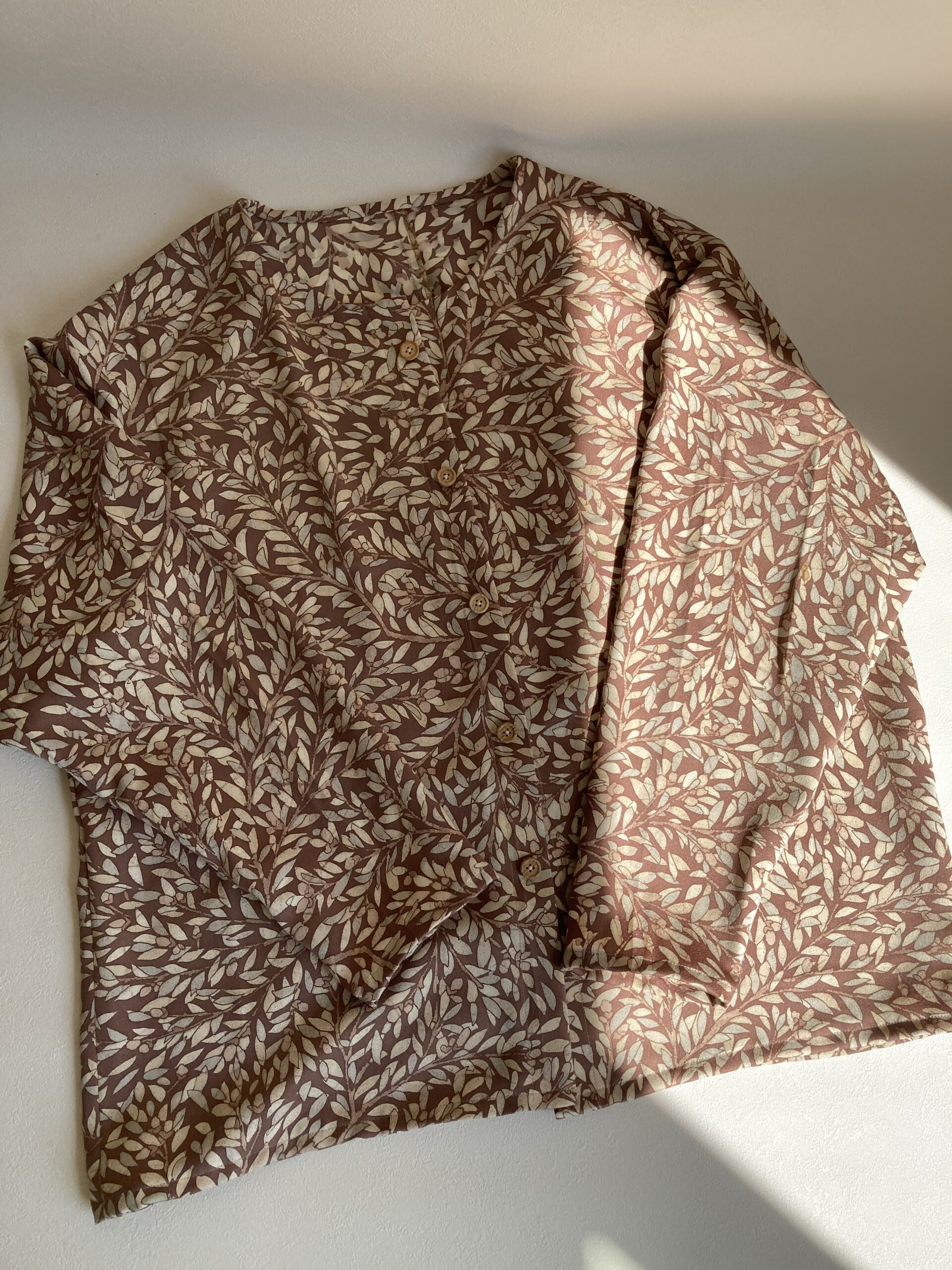 シルクサラサラシャツ　リーフ模様　植物柄　着物リメイク　ノーカラー　ベージュ