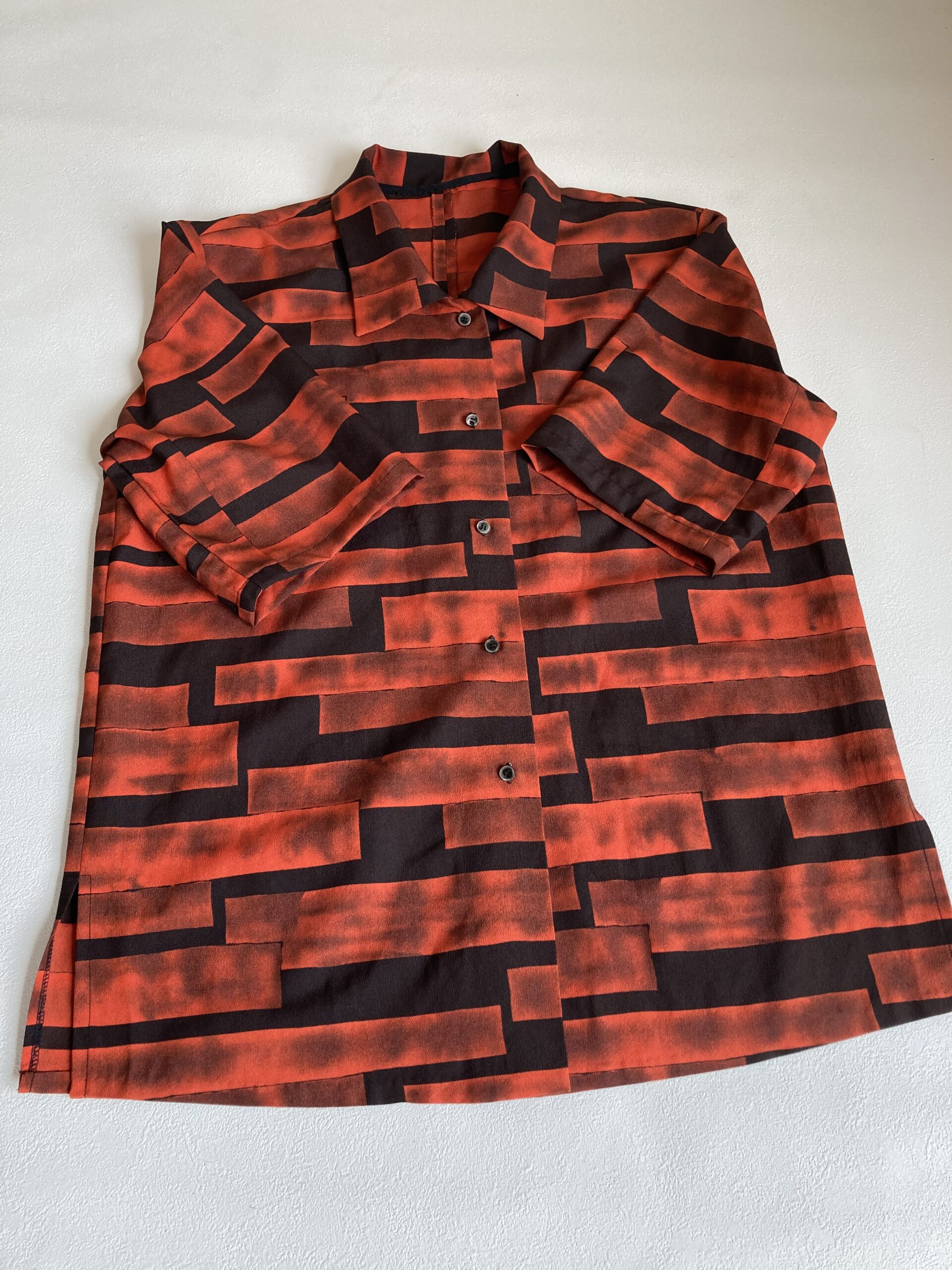 着物リメイクシャツ　メンズシャツ　橙シャツ　オレンジ色　派手　個性的　アート服　柄物シャツ　アップサイクル