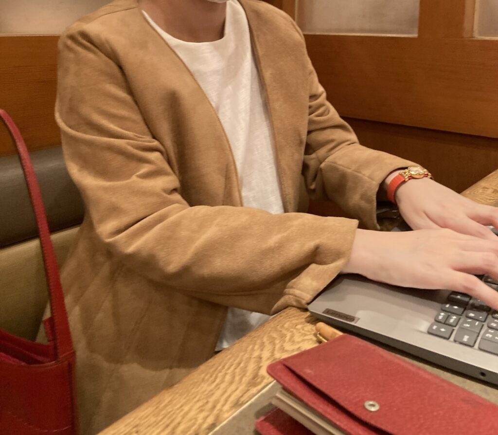 体型カバーTブラウス スーツ ジャケット オフィスカジュアル 仕事服 白 大人のこなれ感 ベージュ 赤革バック 赤腕時計 赤手帳 ビジネス小物 パソコン