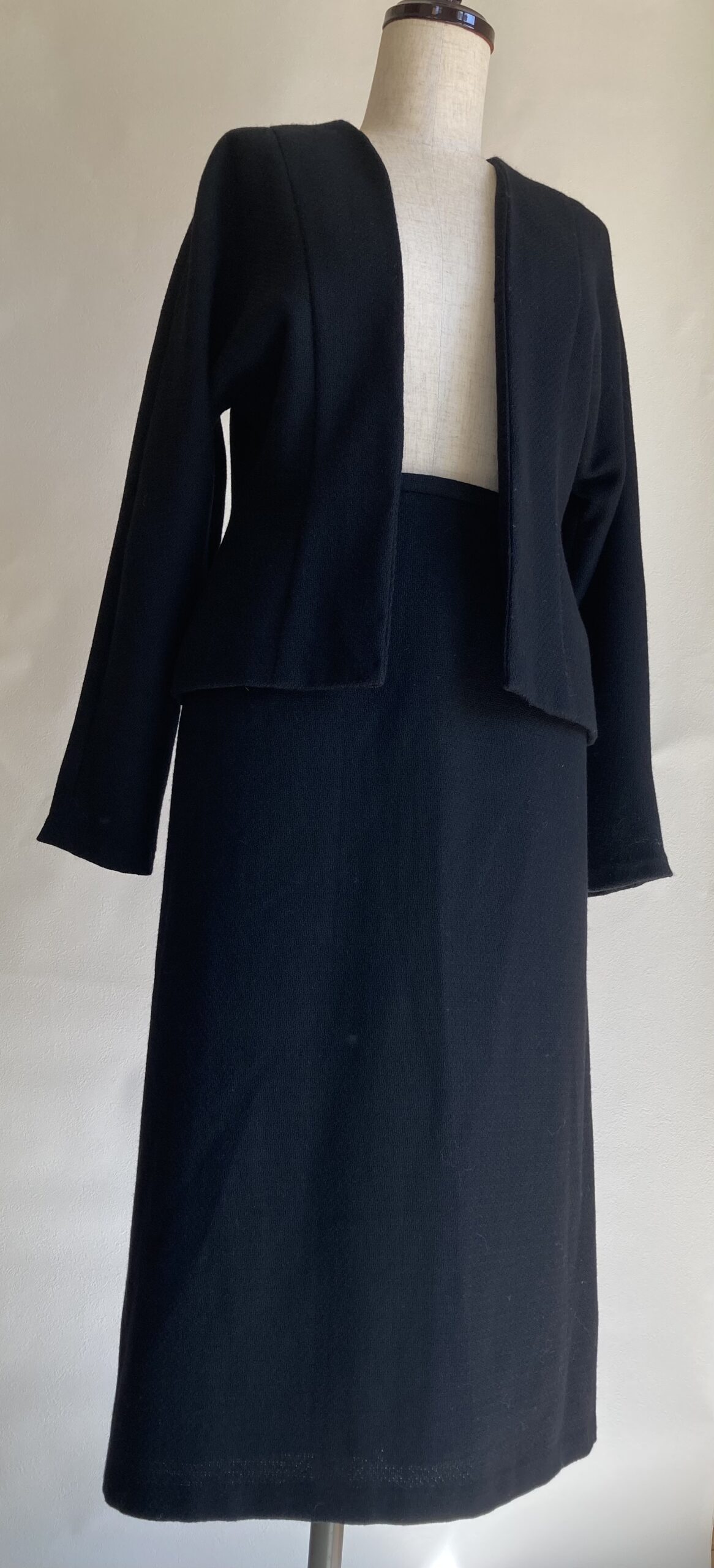 冬のスーツ　黒3点セット　スカート　ジャケット　パンツ