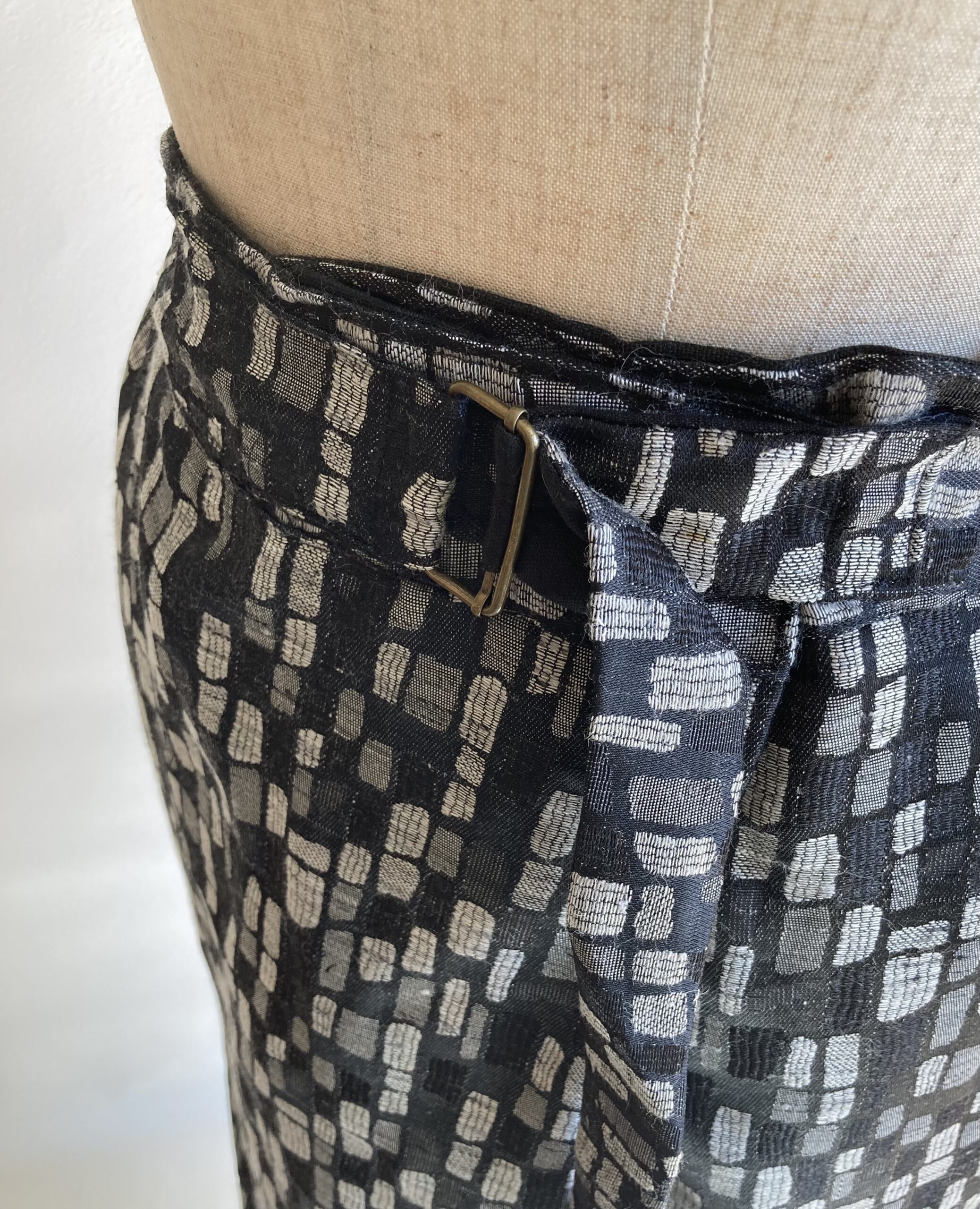 個性的な黒とグレーの四角模様膝下スカート ウエストベルトで調整できます