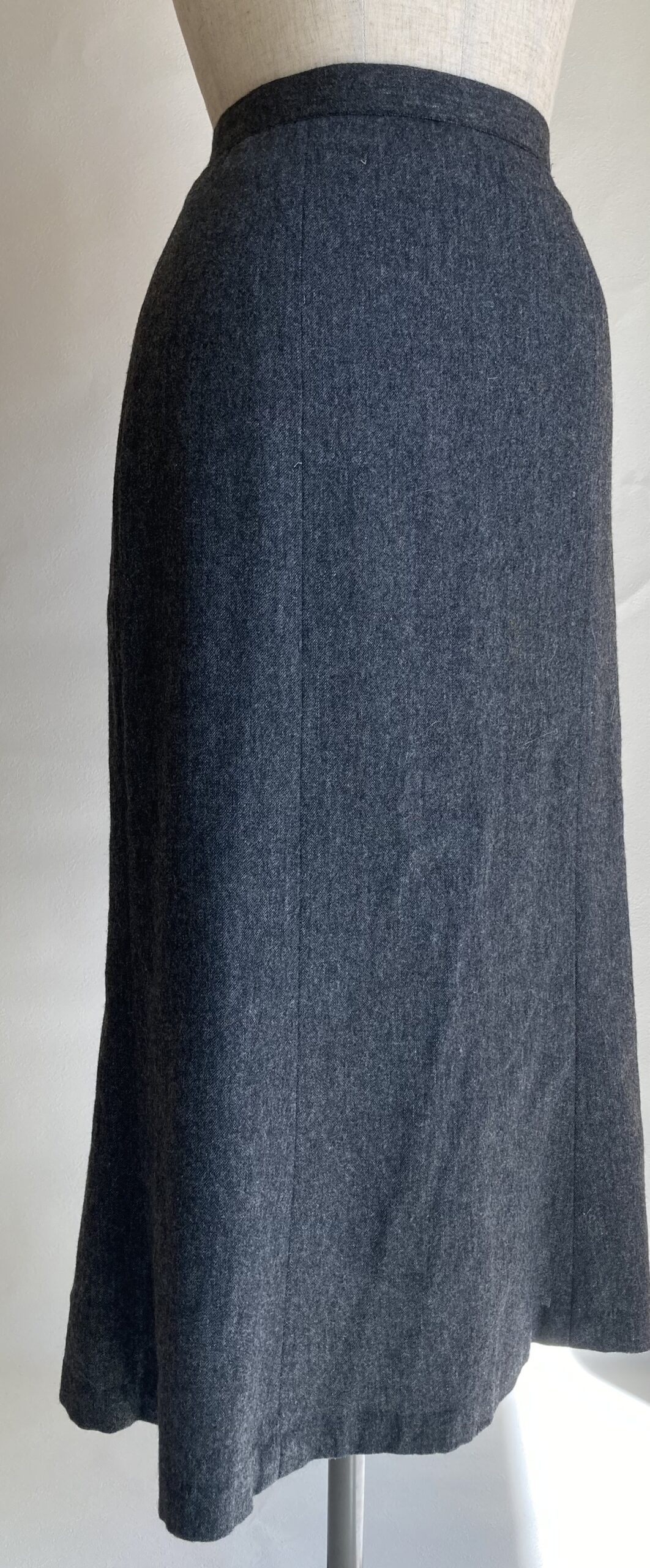 冬の起毛したグレーのロングスカート