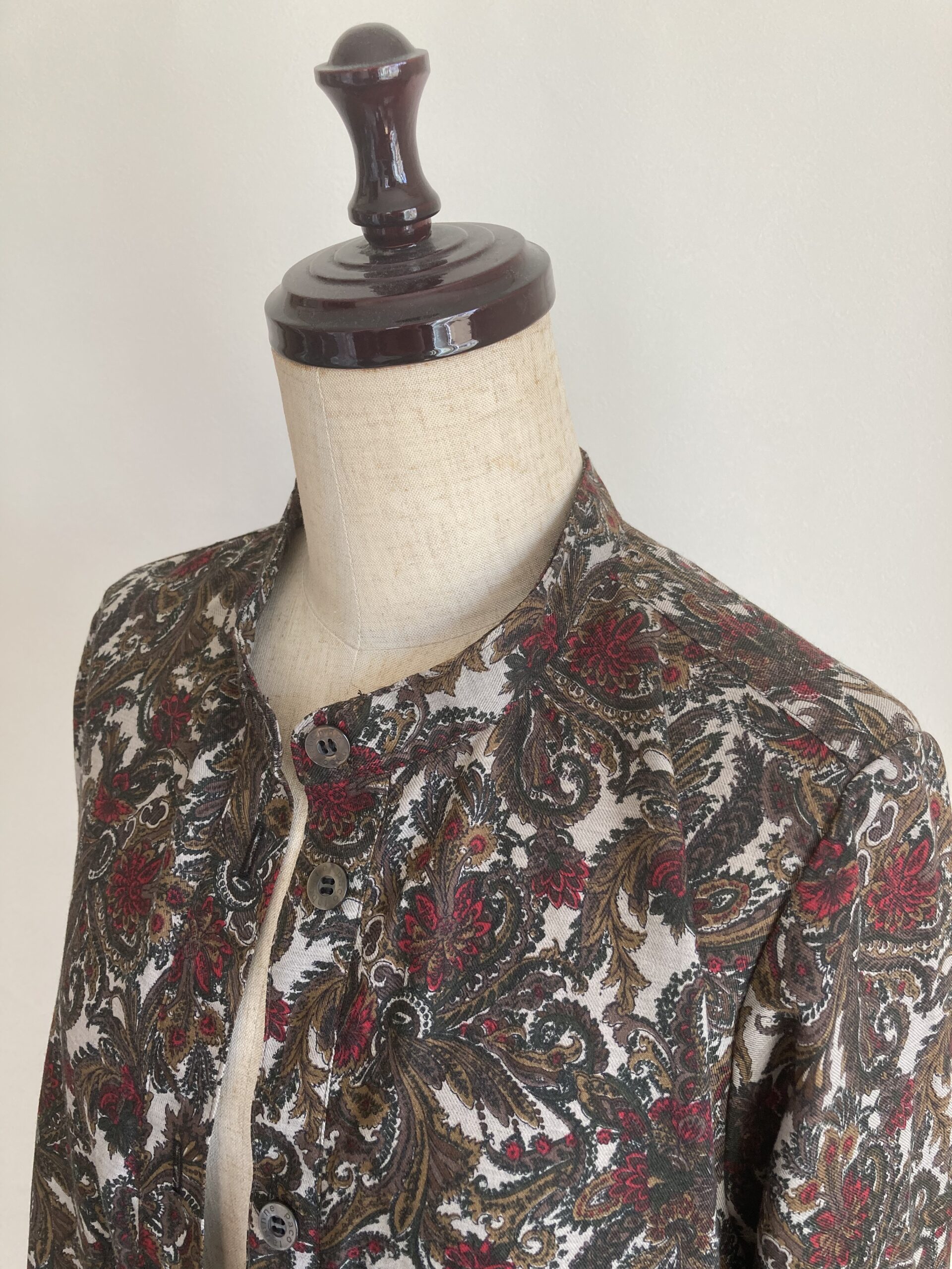 植物柄 リーフ柄 スタンドカラー 花柄 柄物 ワンピース ベージュ カーキ 赤 くすんだ アンティーク レトロ