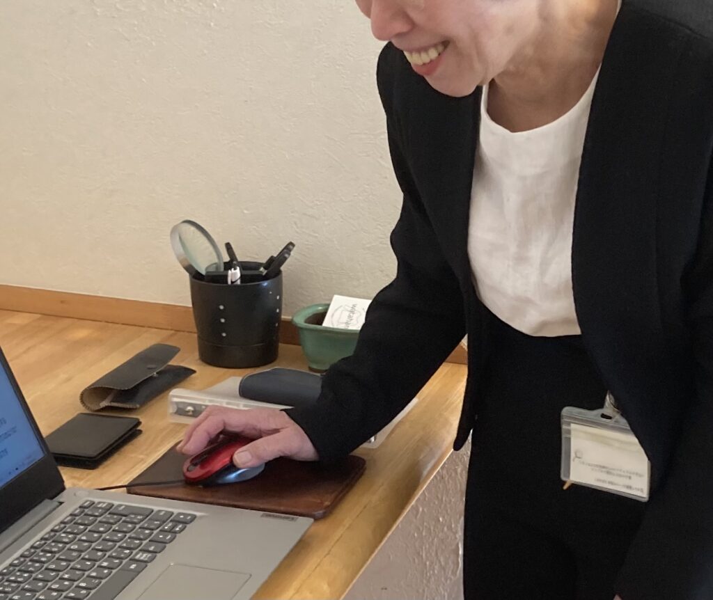 パソコン事務作業 オフィスコーデ スーツコーデ スーツに麻 オフィスカジュアル