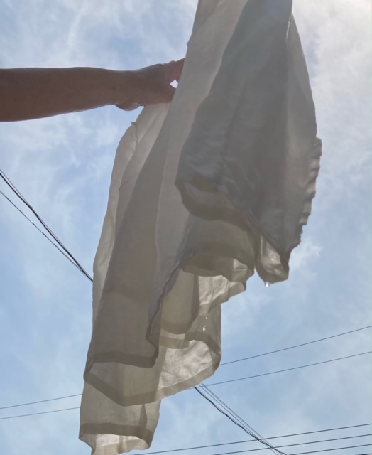 リネンは水に濡れてもすぐ乾くに濡れたまま干せばシワも和らぐ パンパンと叩く