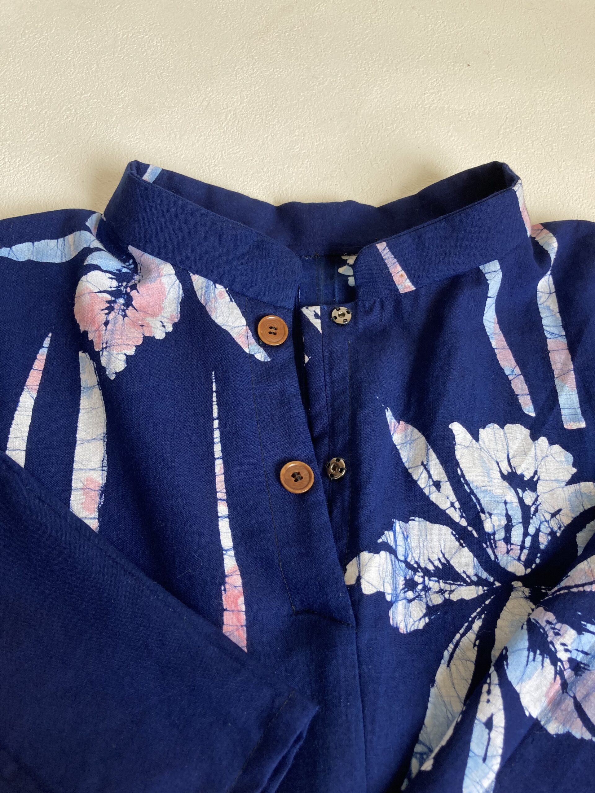 手作りTシャツ　襟元　浴衣リメイクシャツ　着物リメイクシャツ