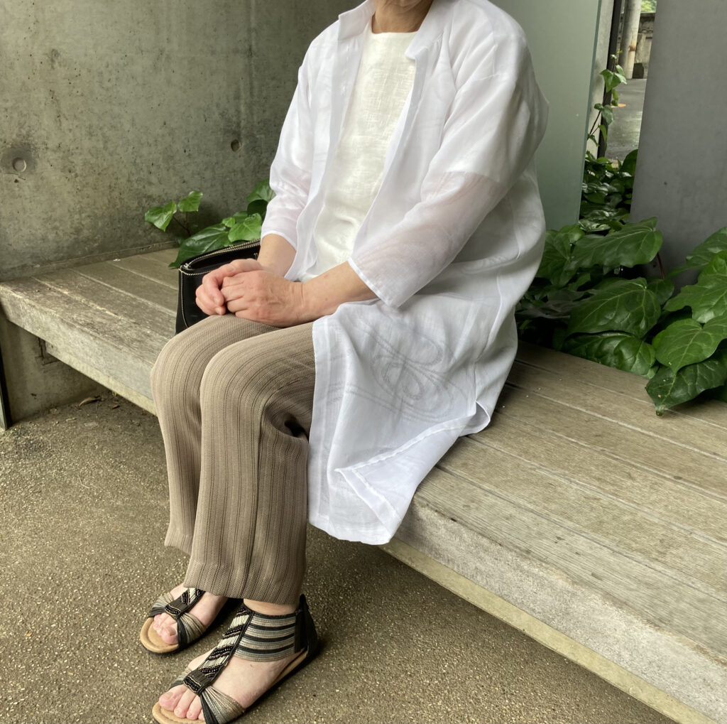 長襦袢リメイク　透けた模様夏のロングカーデガン　七分丈　ベージュ白コーデ　ビーズサンダル　黒革バック　大人の女性　アップサイクル服