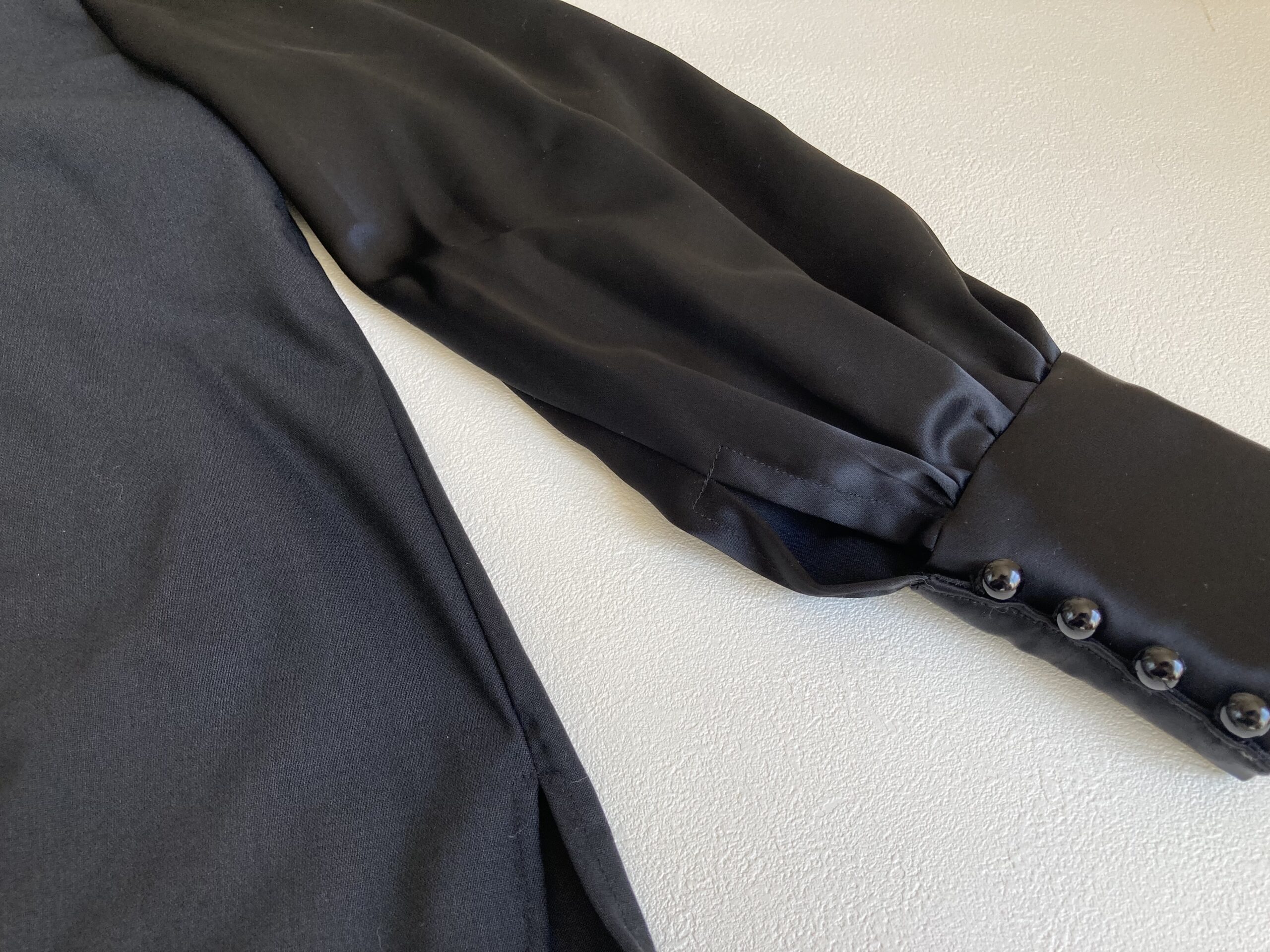 カフス4つボタンでおめかし