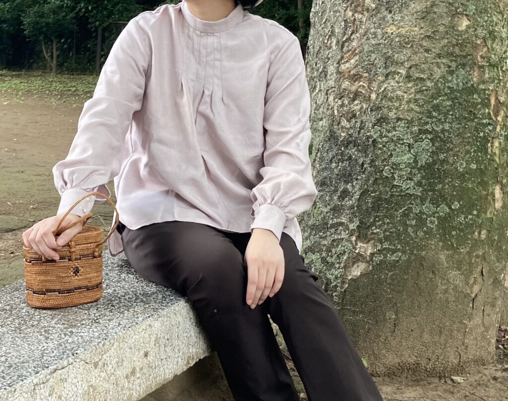 着物リメイクブラウス　長袖ふんわり袖　落ち着いた可愛い紫色　茶色パンツコーデ　カゴバック