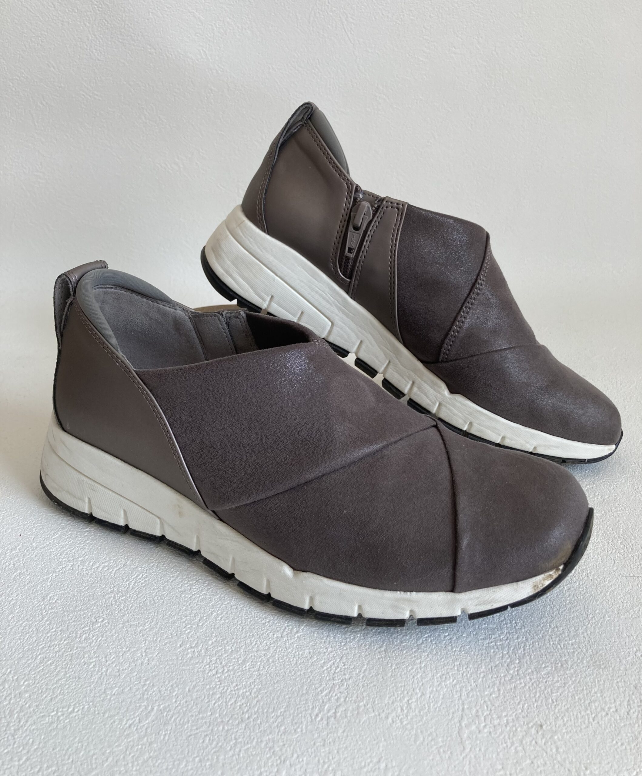 斜めのラインが綺麗な履きやすい大人の靴　ホッソリ見える　フィットフィット　サイドファスナー　軽い