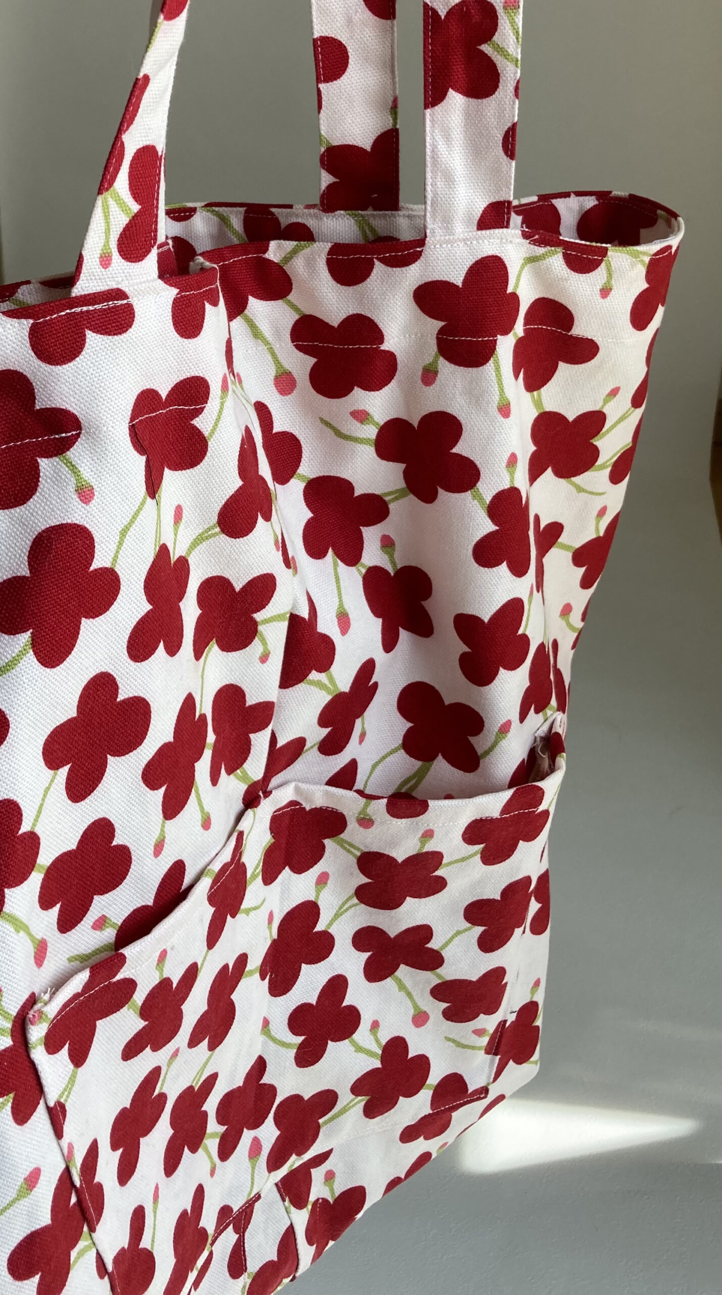 エプロンからエコバック手作り　花柄可愛い　赤　しっかり素材