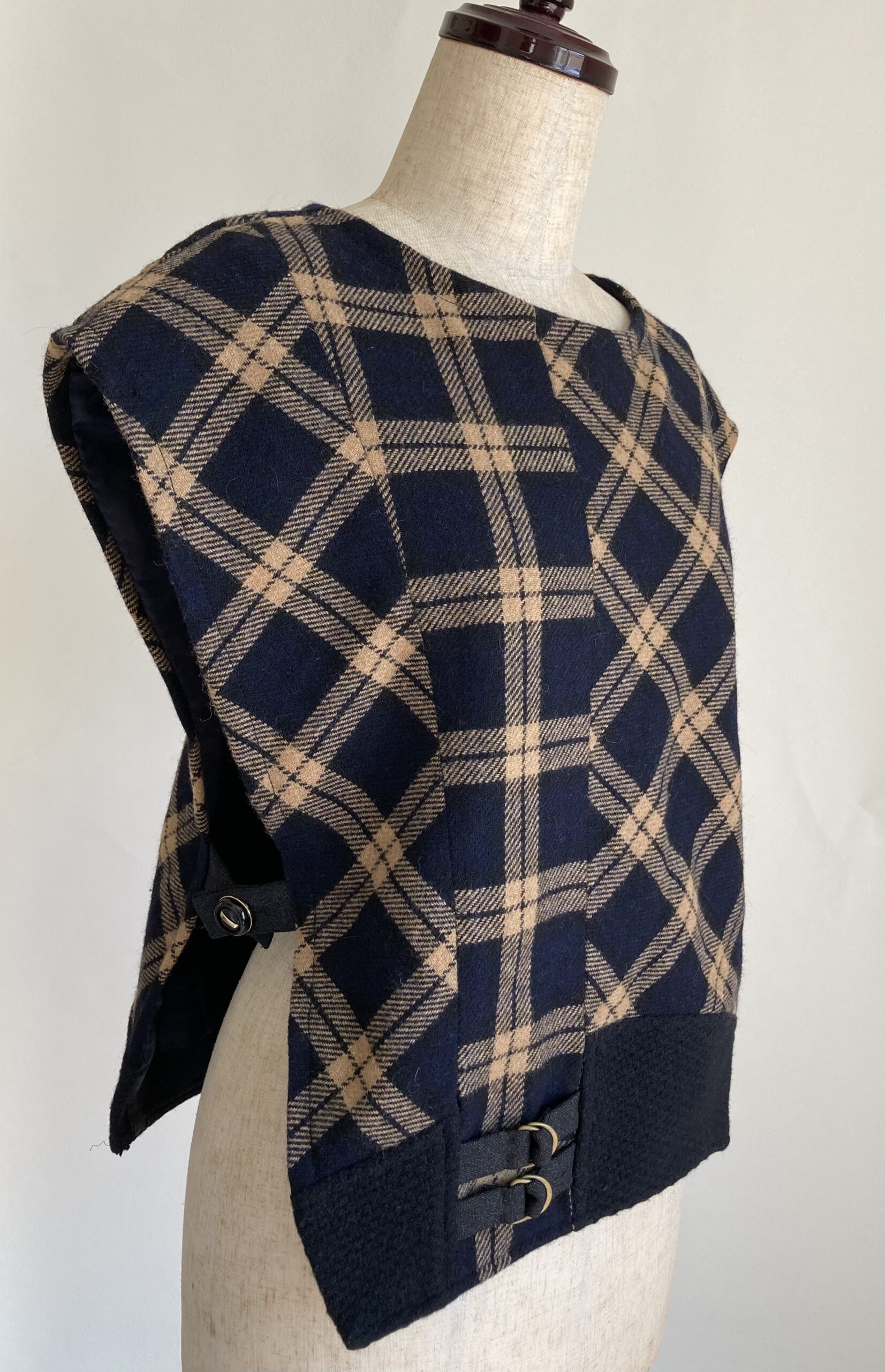 スカートリメイクベスト 履けない短い丈スカートで チェック柄 茶色 ウール アップサイクル