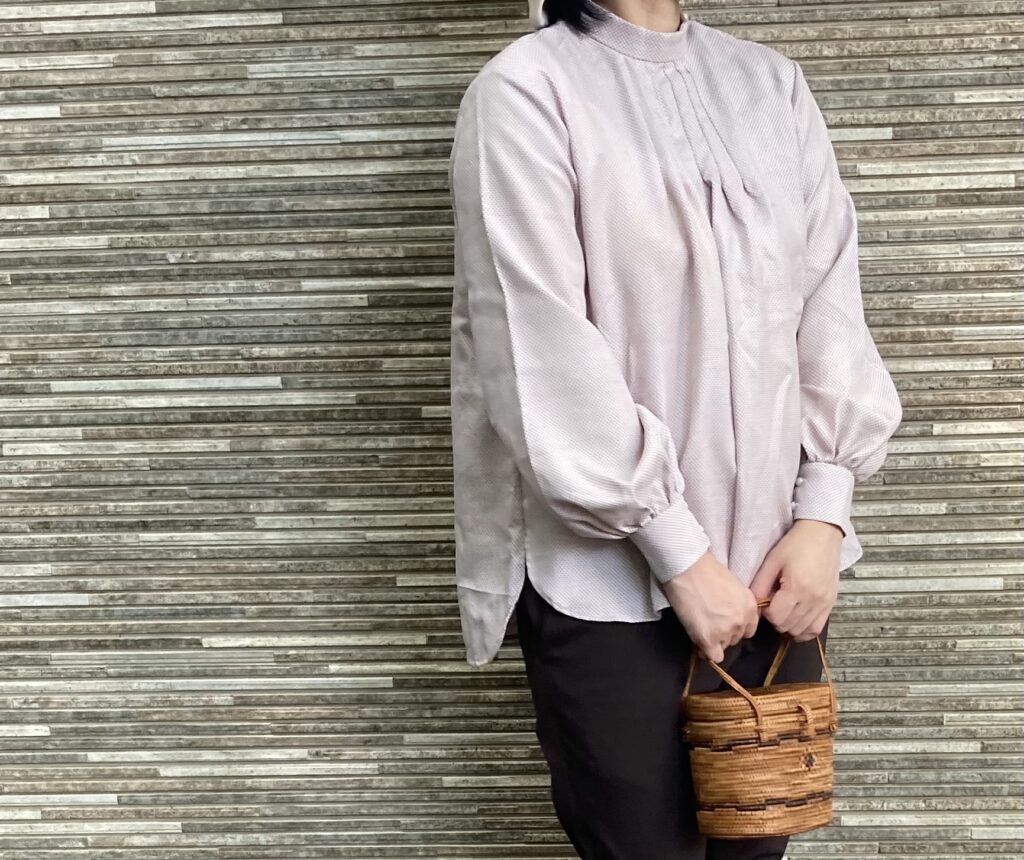 袖の膨らんだ大人も着られる落ち着いたブラウス