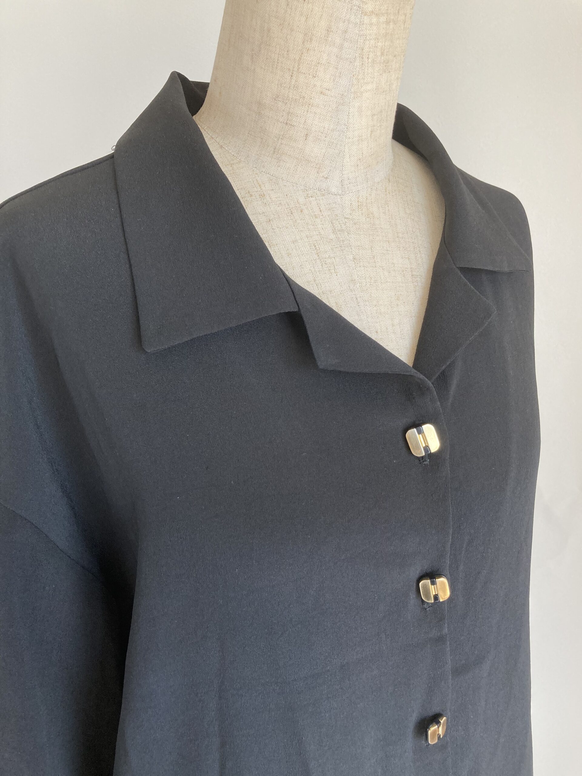 着物リメイク　レトロボタン　金黒　リメイク　カッコいいレデースシャツ　開襟シャツ