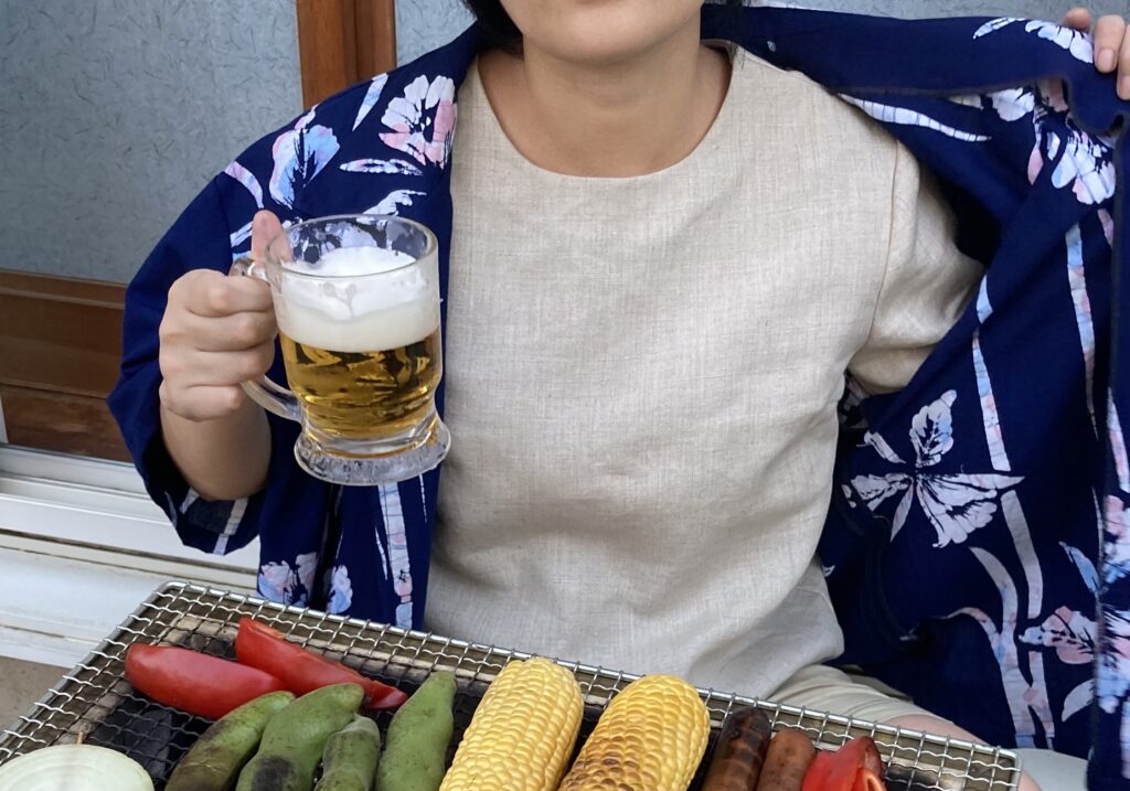 夏のビール　紺　ベージュ麻ブラウス　アロハシャツ　　浴衣リメイクシャツ　着物リメイクシャツ