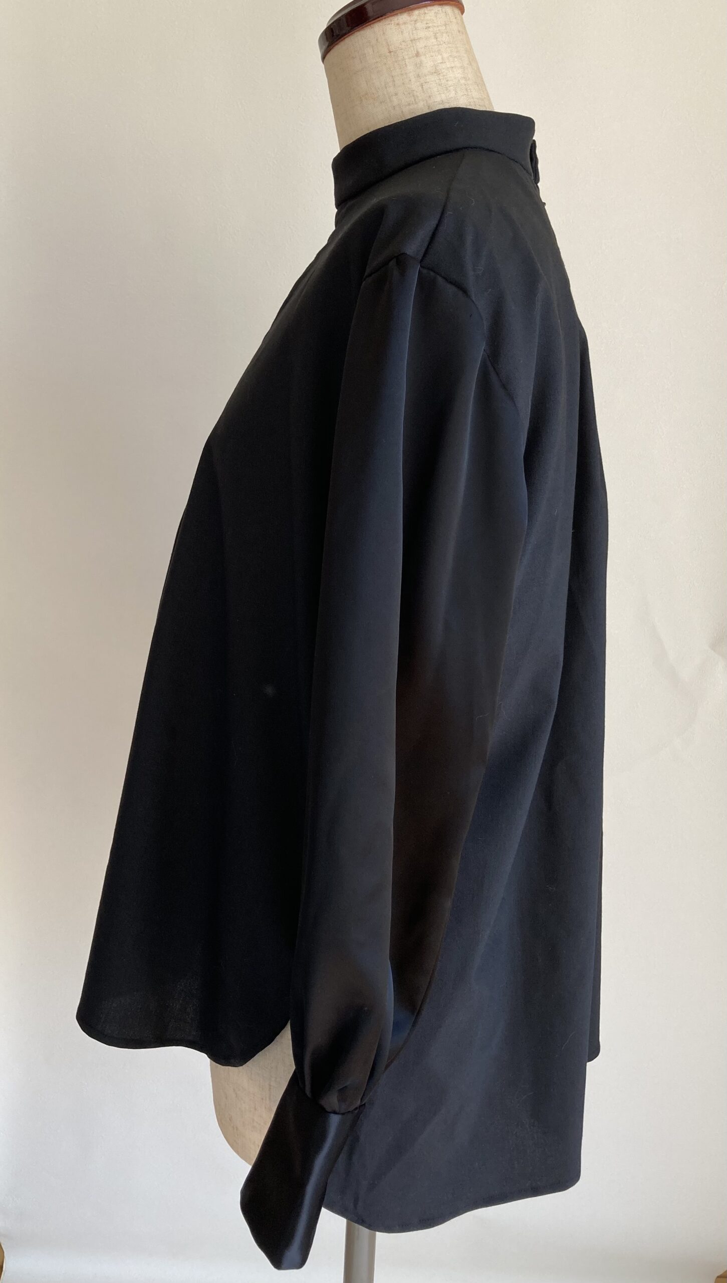 後ろが長いブラウス リメイク 手作り 洋裁 黒