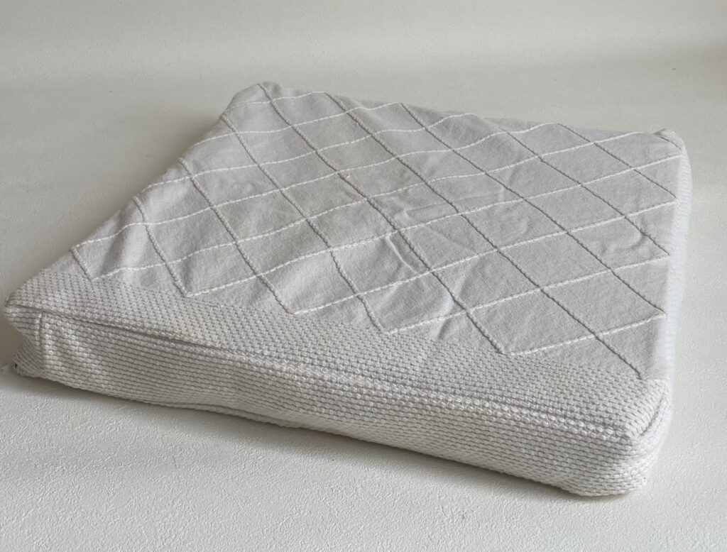 柔道着リメイク　再利用クッション　白模様が可愛い頑丈な生地