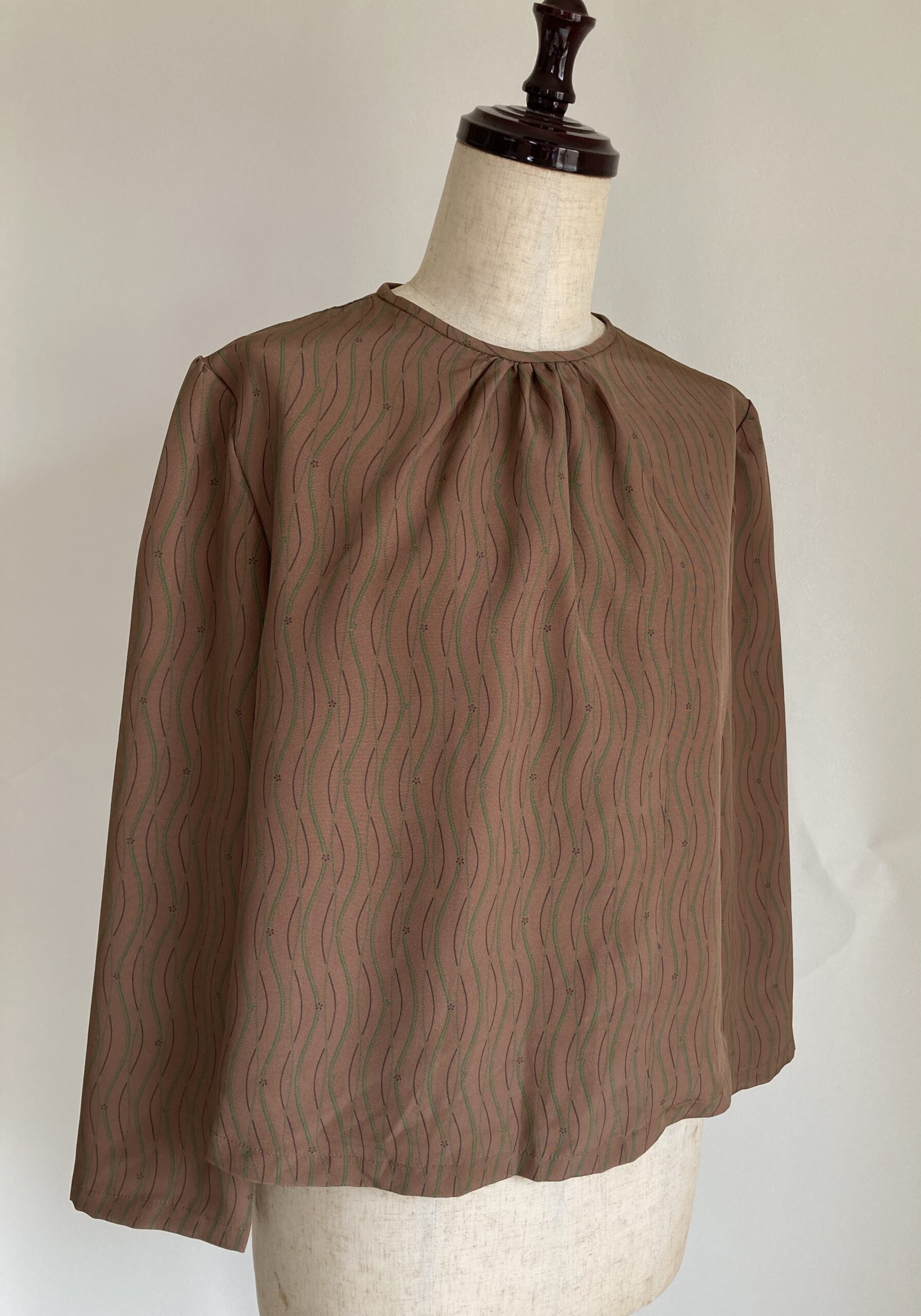 リメイク着物　柄物茶色　胸ギャザー　シンプル　緑柄