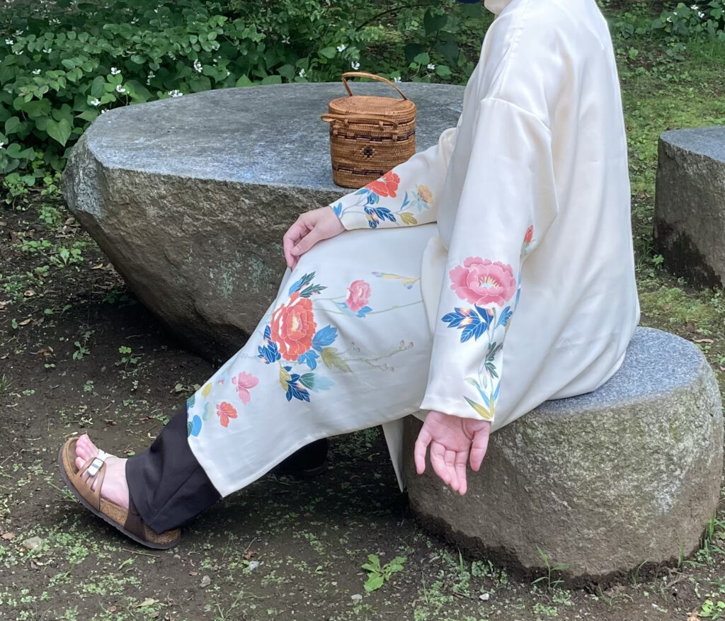 着物リメイクアオザイ　花の位置　加賀友禅　クリーム色　一点物の服　アートファッション　手書きの花