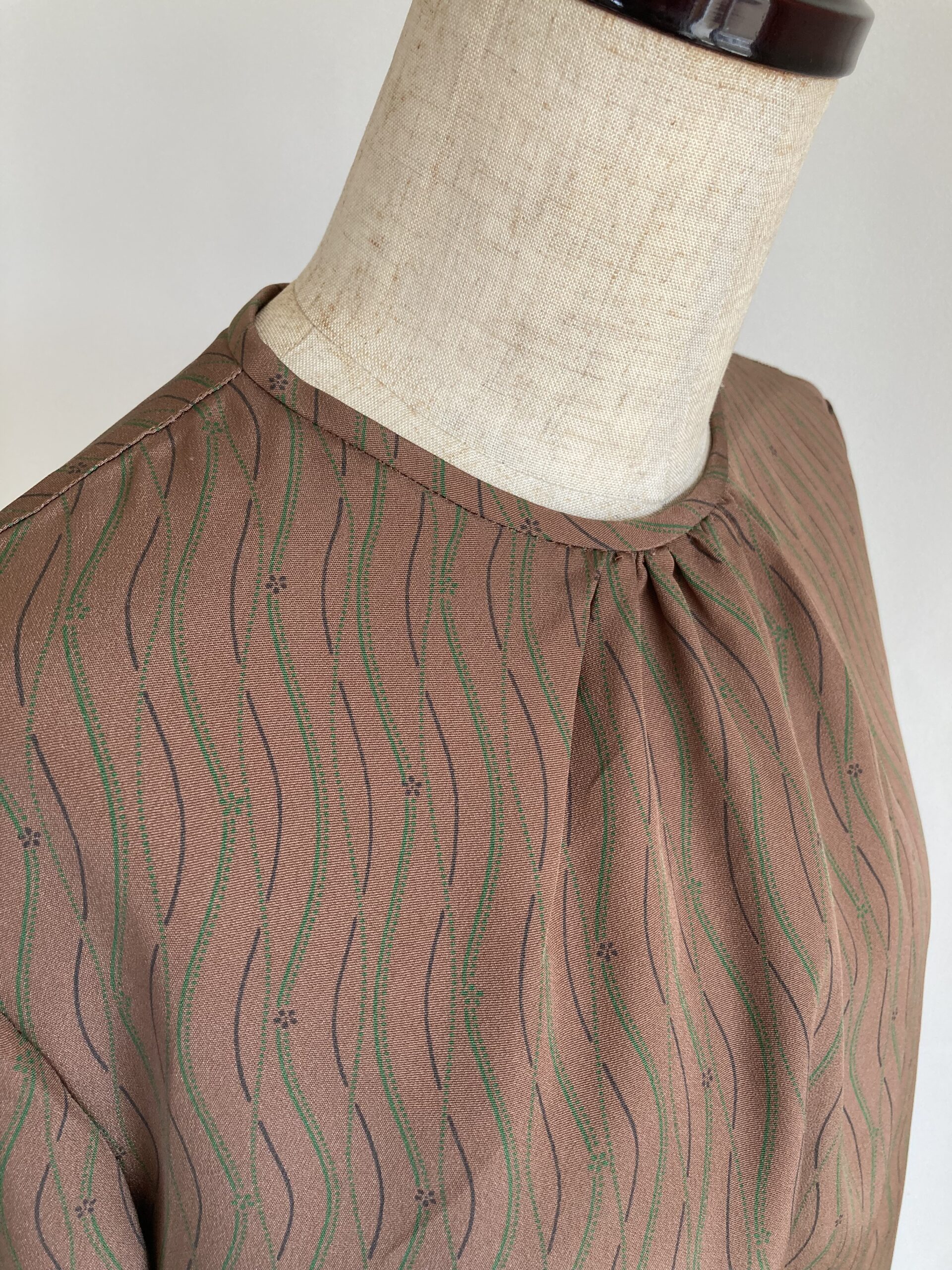 リメイク着物ブラウス　胸ギャザー　サラサラシルク　茶色