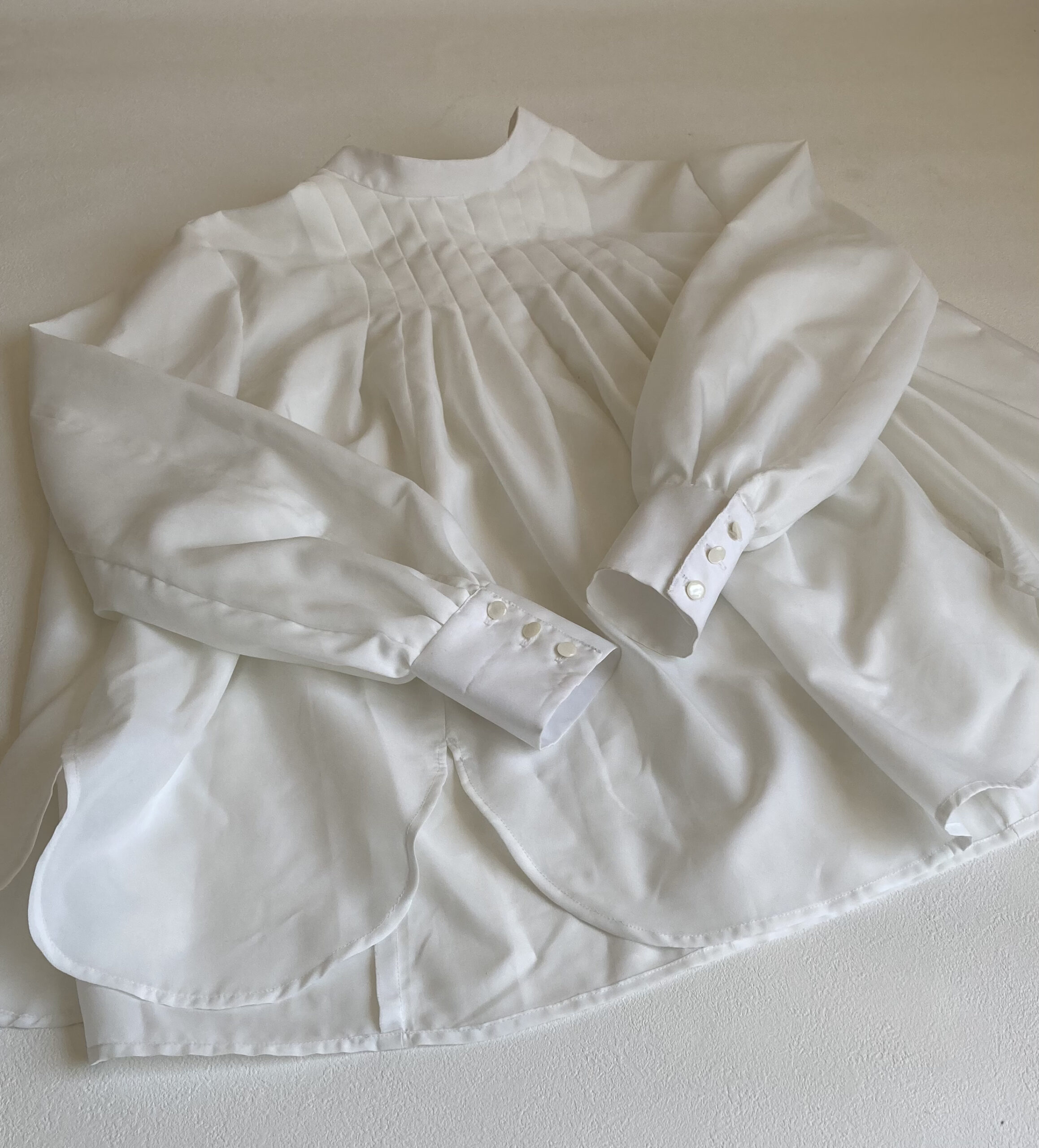 着物リメイク　可愛い白ブラウス　レデース　タック　フワフワ