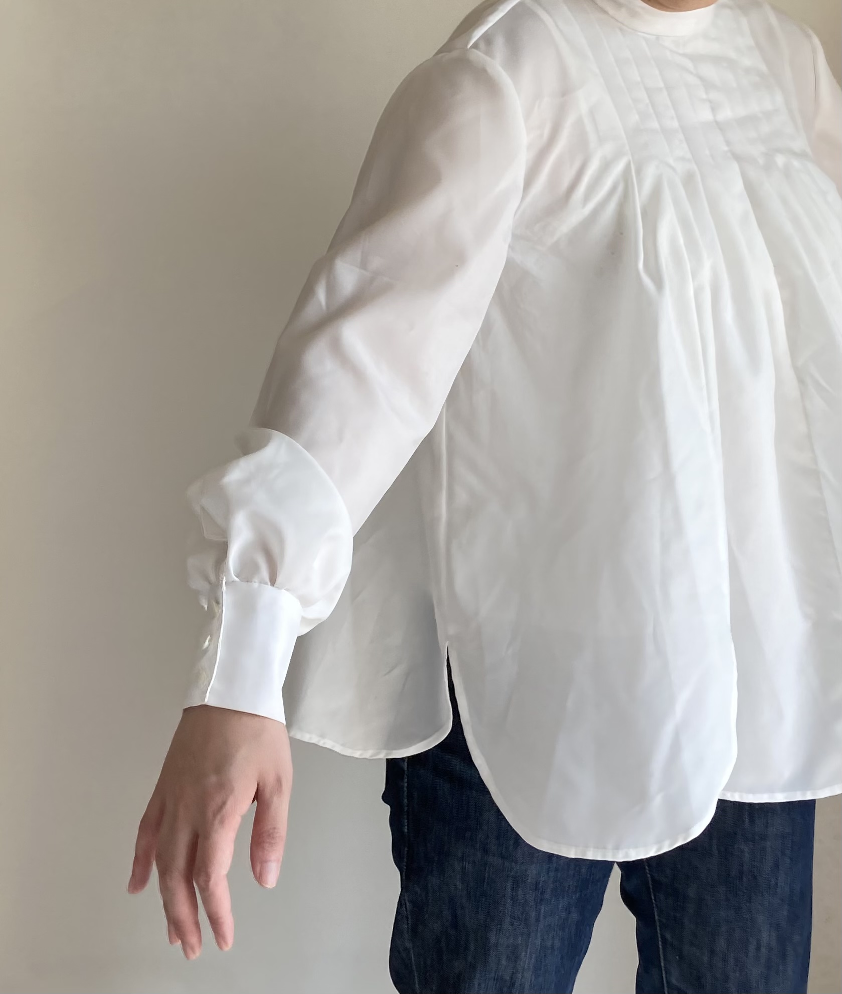 風でフワフワ可愛い裾　色ブラウス　袖にボタン