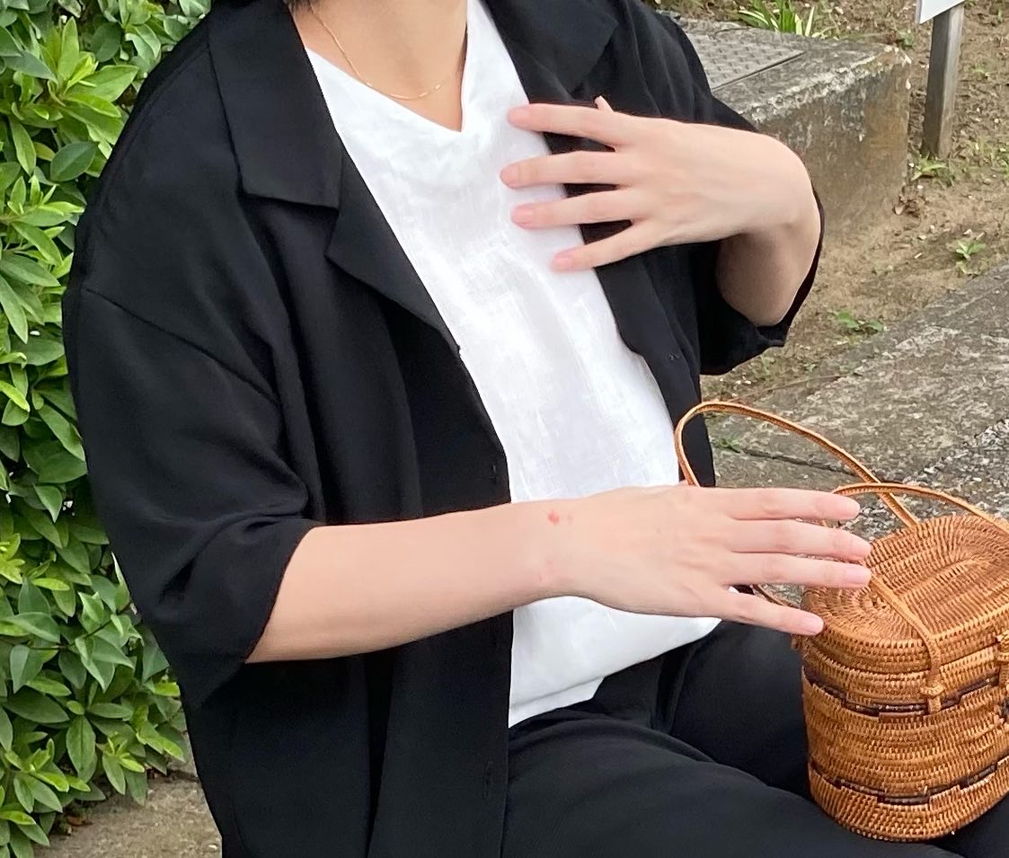 Vネック　白Tシャツ　半袖開襟シルク黒シャツ　ベーシックコーデ　カゴ　