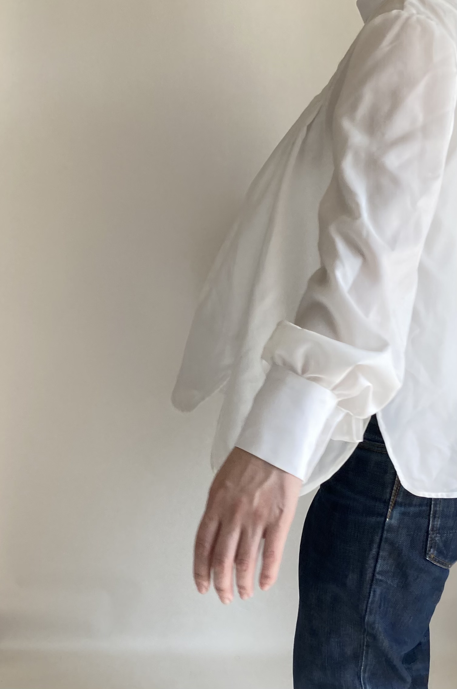 ひらひら広がる花びらのような白シルクブラウス　着物リメイク