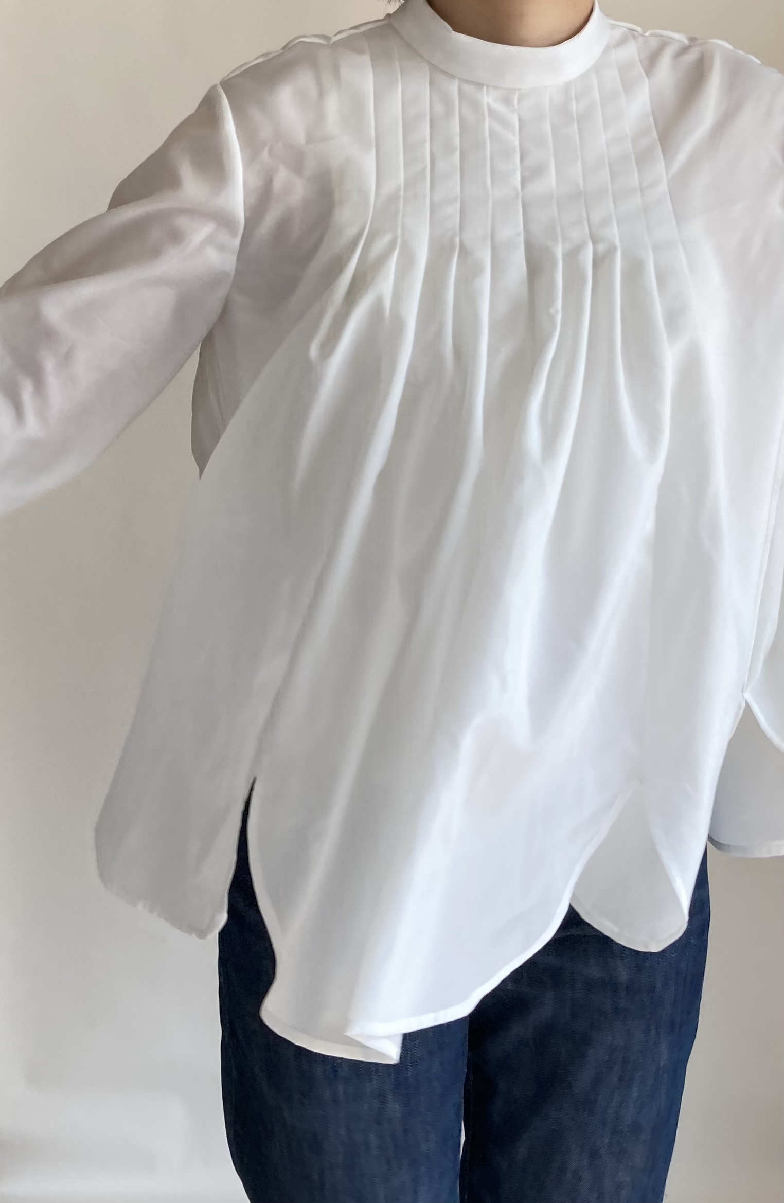 可愛い花びらブラウス　タックタップリ　フワフワ　長袖　白