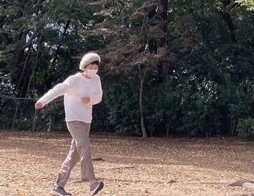 スキップしても大丈夫　ぴったりフィット靴　年配の方に　紐無しで安心　サイドジップ　軽い靴