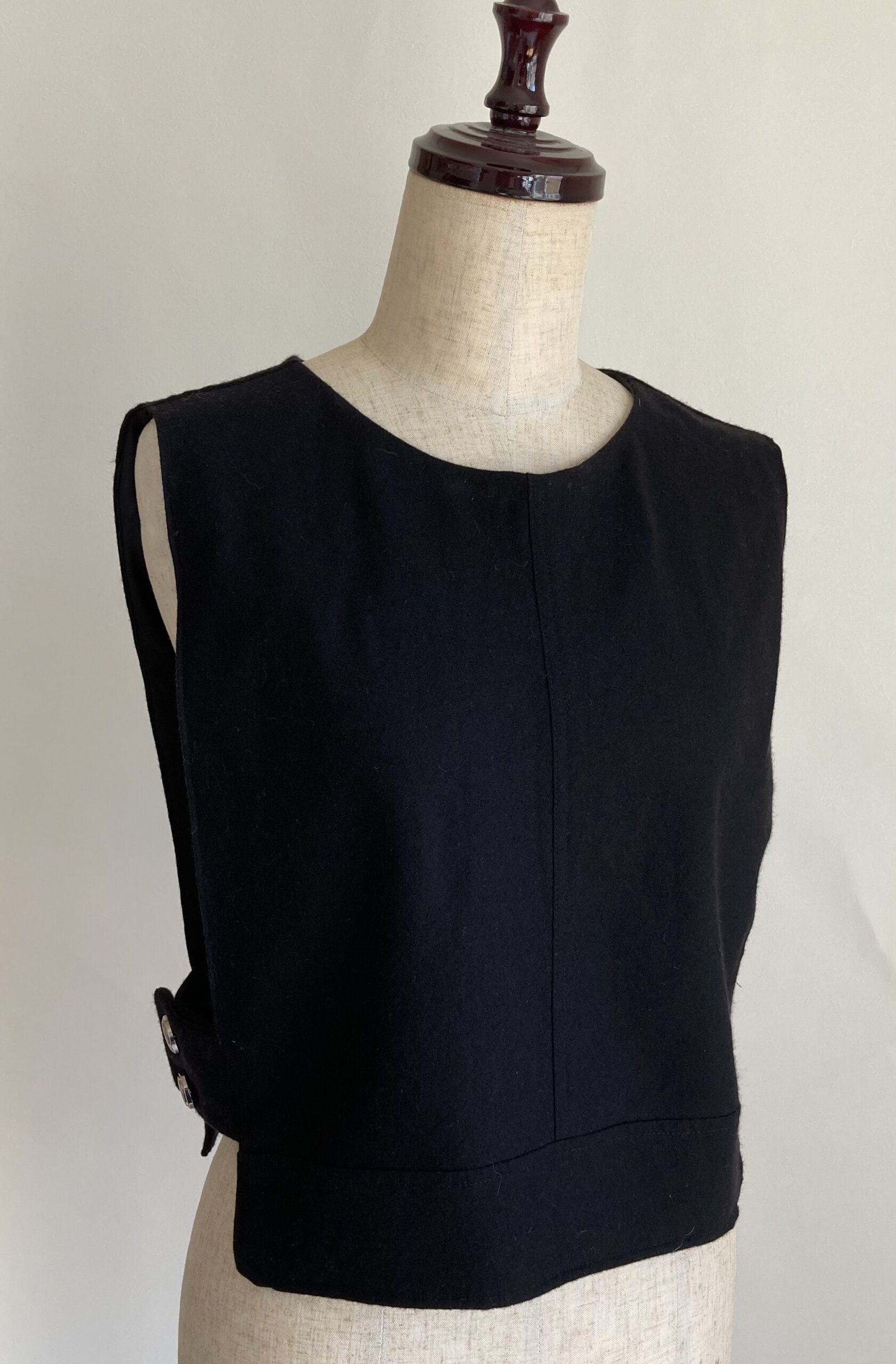 スカートリメイク ミニ丈スカートリメイク 冬物ウール捨てられない ベスト 黒 アップサイクル レトロボタン