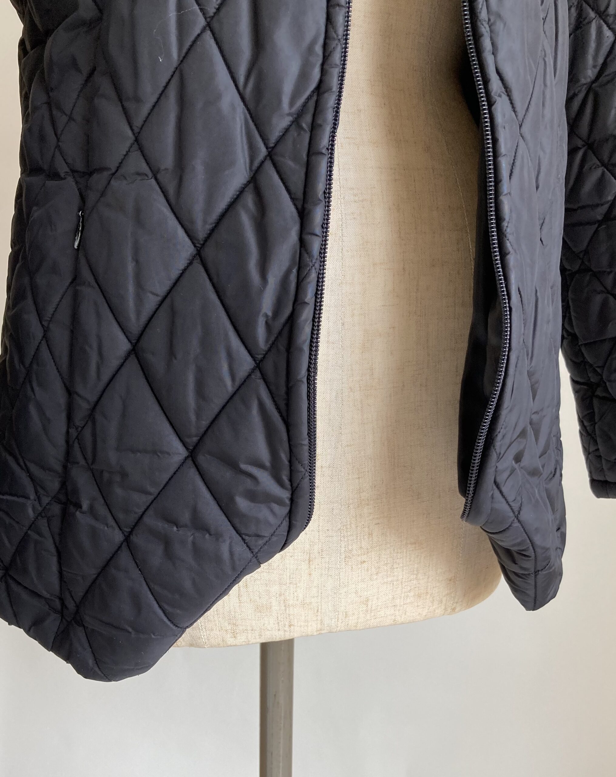 ダウン再利用　リメイク　穴が開いたダウン　インナーダウンへ