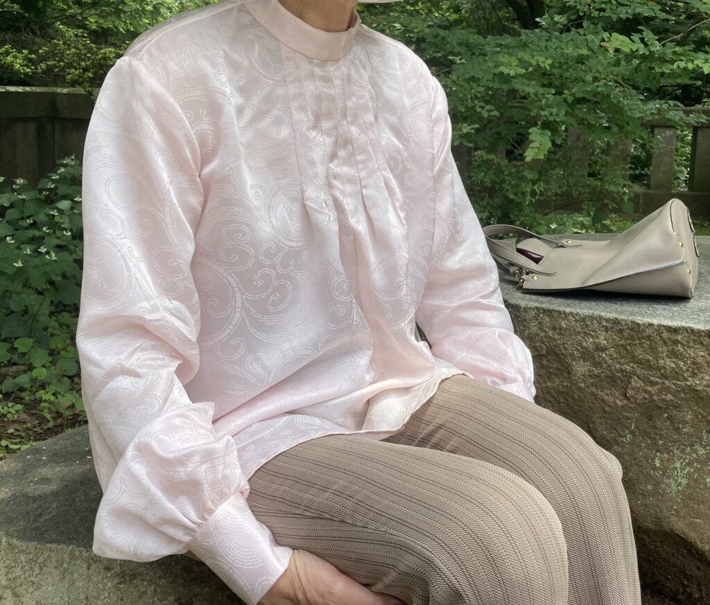 着物リメイクシルクブラウス　渦巻き模様　薄いピンク　ふんわり可愛い長袖