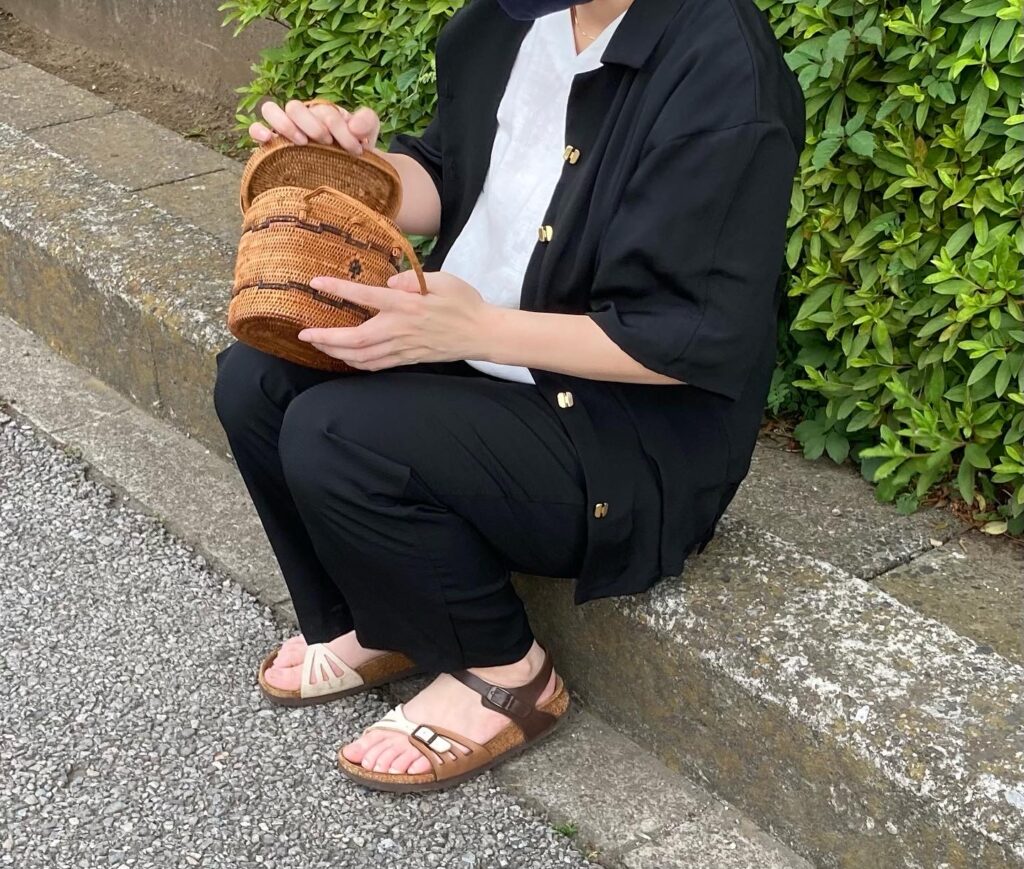 留袖リメイク　着物リメイクシャツ　開襟シャツ　マニッシュ　シンプル　ベーシック　黒コーデ　夏　ペタンコサンダル　アタの丸バック　金黒レトロボタン　半袖シルクシャツ　麻ブラウス　インナー白Tシャツリネン　大人の女性こーで　オフィスにも