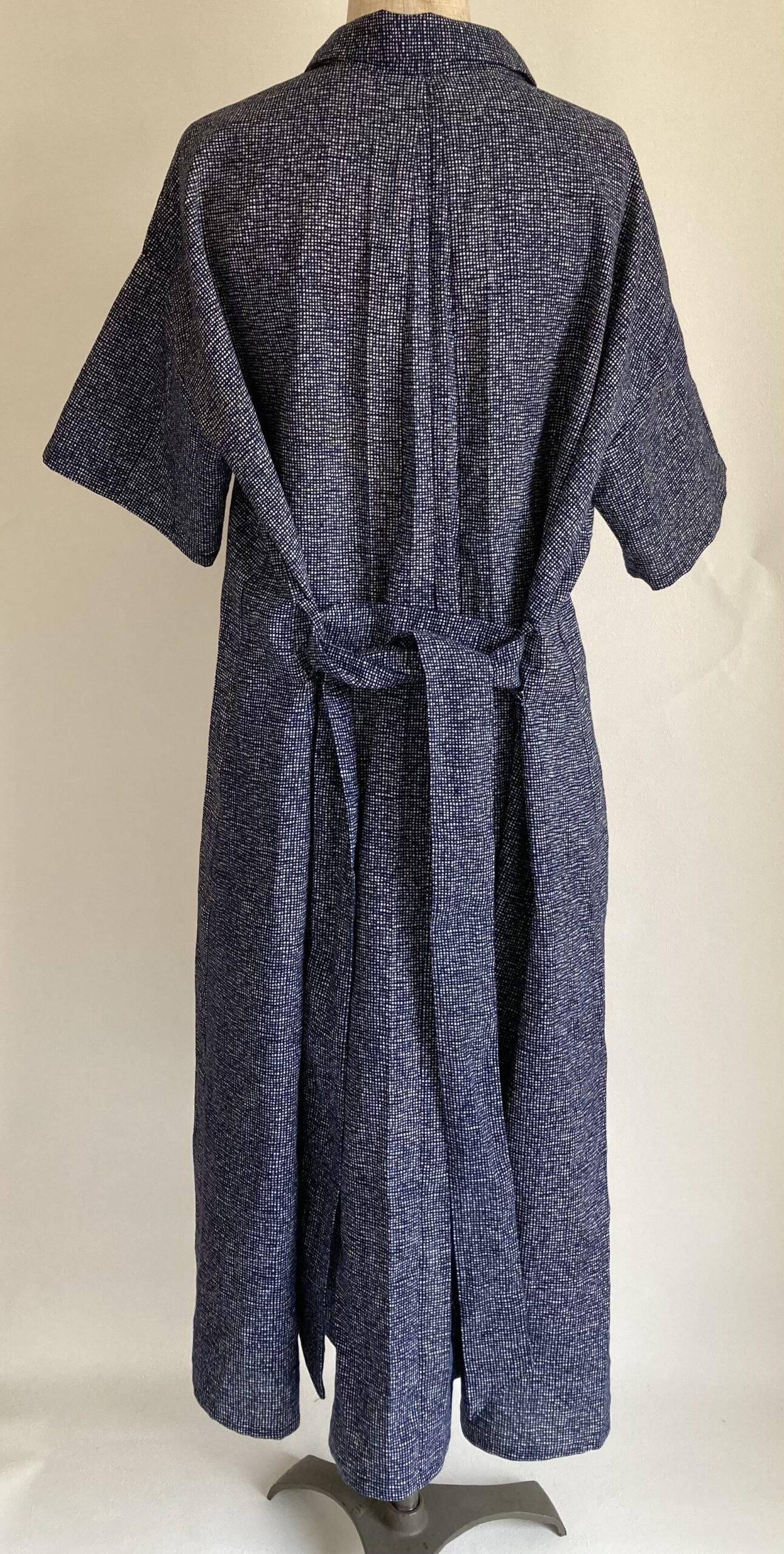 浴衣リメイクシャツワンピース　紺色　手作り服　アップサイクル