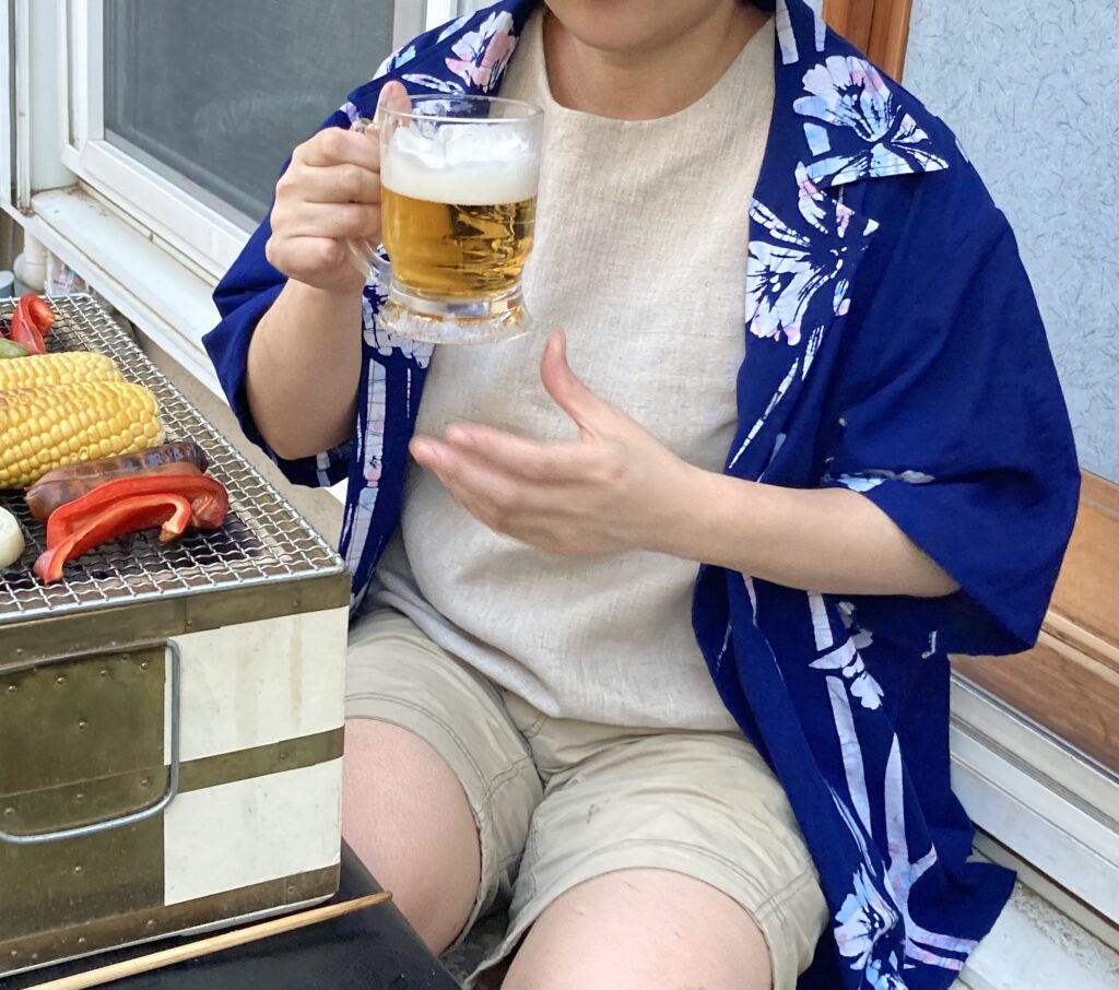 夏ビール　バーべキュウ　七輪　アロハコーデ　浴衣リメイク　短パン女性　着物リメイクシャツ　柄物シャツ